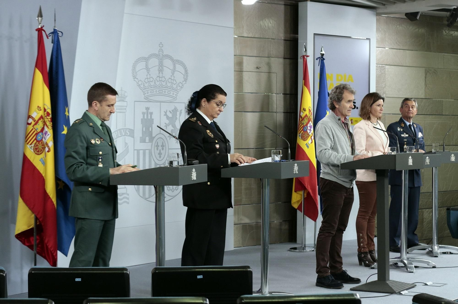al jefe del Estado Mayor de la Guardia Civil, general José Manuel Santiago; la subdirectora general de Recursos Humanos y Formación de la Policía Nacional, comisaria principal Pilar Allué; al director del Centro de Coordinación de Alertas y Emergencias Sanitarias, Fernando Simón; la secretaria general de Transportes, María José Rallo del Olmo; y el Jefe de Estado Mayor de la Defensa, Miguel Ángel Villarroya