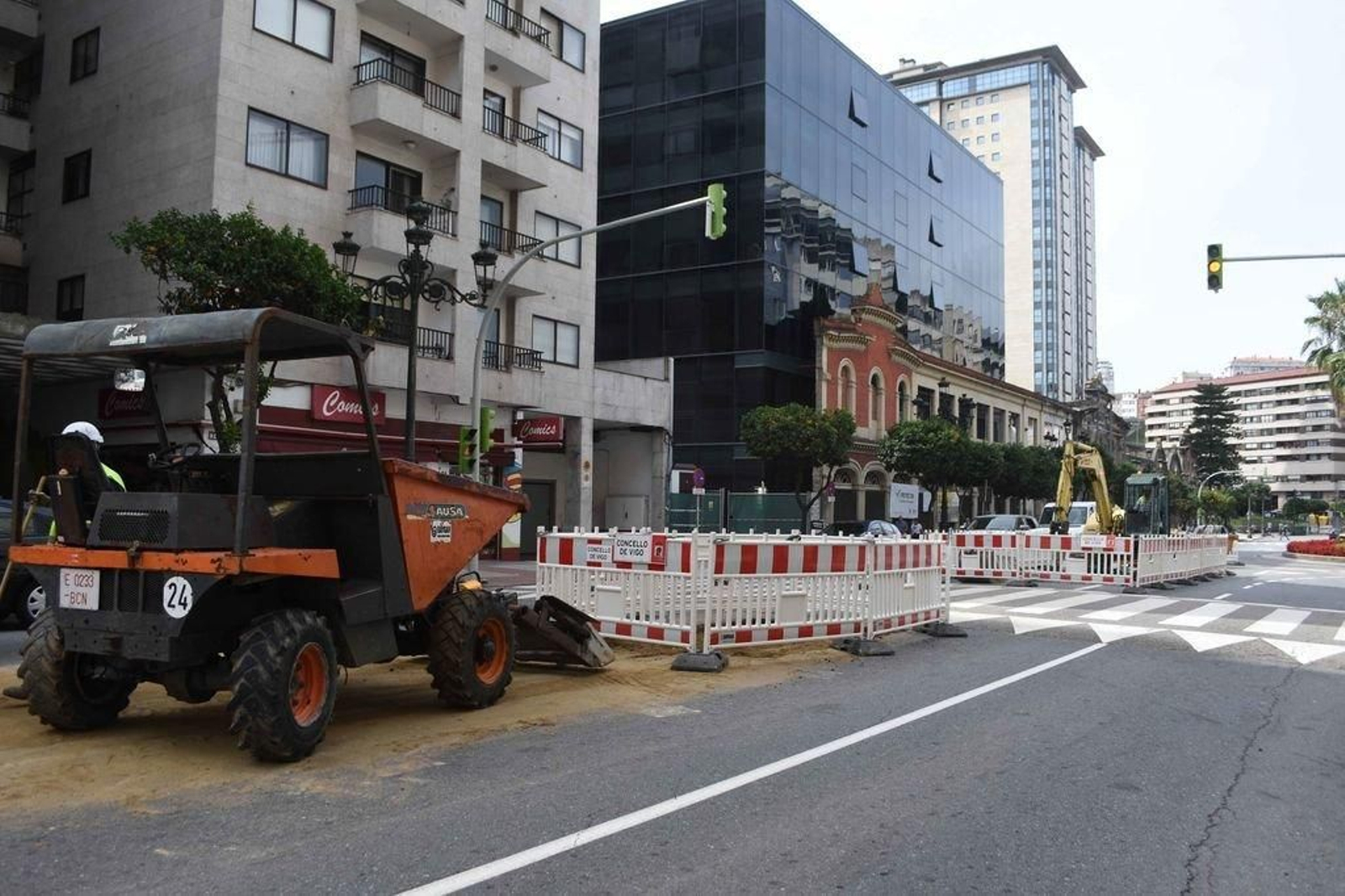 El Concello ha iniciado las catas arqueológicas para el proyecto de humanización de un nuevo tramo de García Barbón, entre la rotonda de Rosalía de Castro y la de Isaac Peral. Ya está en obras el tramo anterior desde Serafín Avendaño.