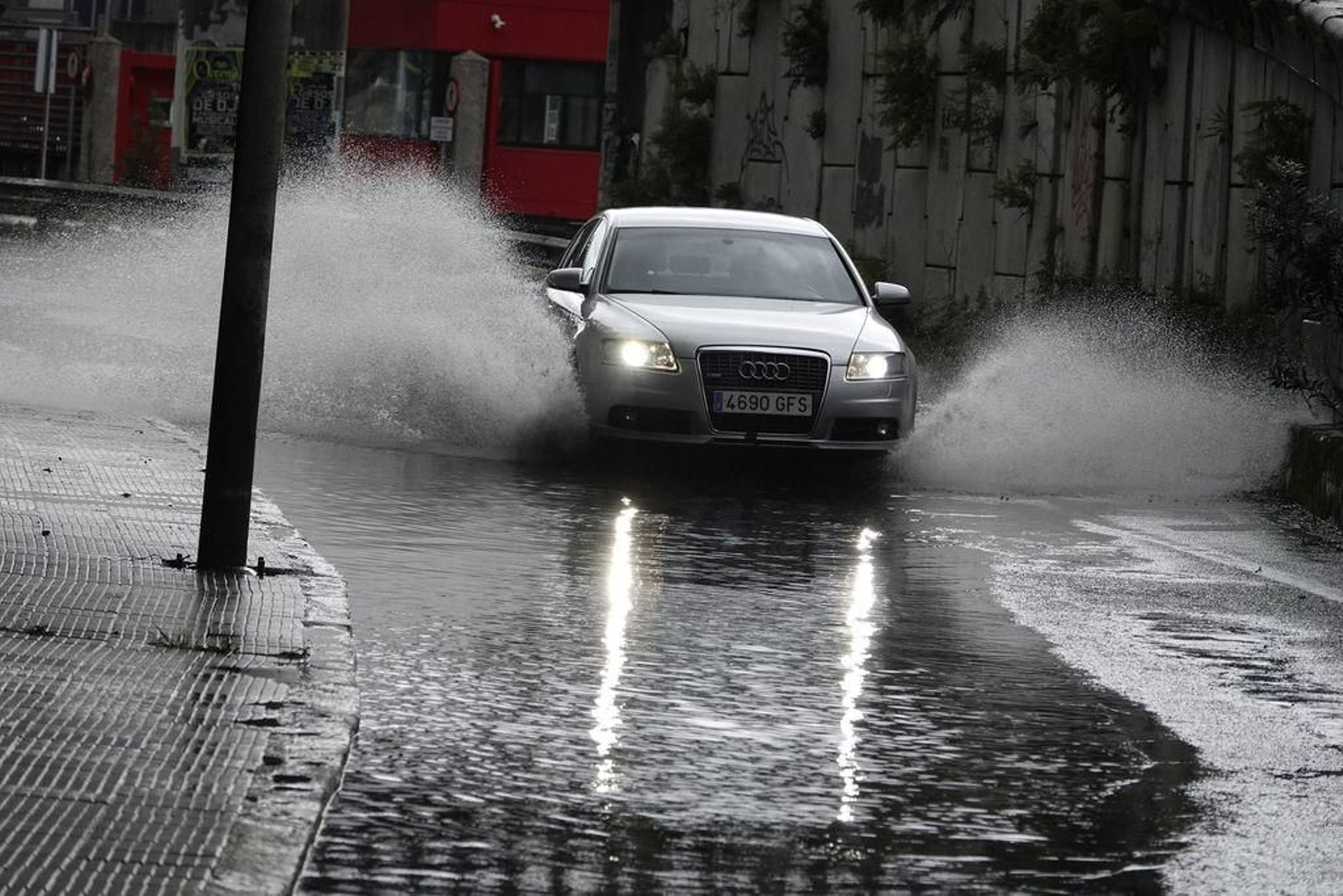 La avenida de Citroën, ayer, con bolsas de agua por la intensa lluvia.