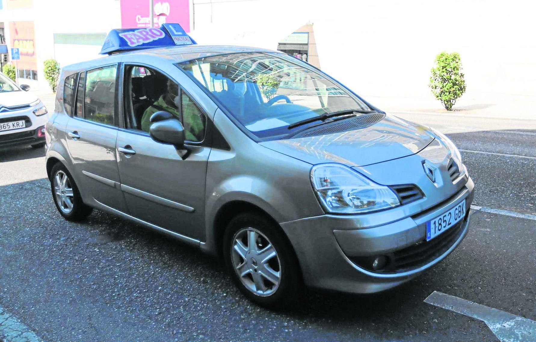 Los vehículos de prácticas de las autoescuelas se desinfectan después de cada clase para garantizar la seguridad contra el coronavirus