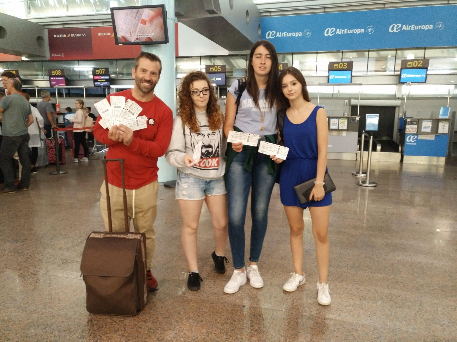 Las alumnas y el profe vigués.