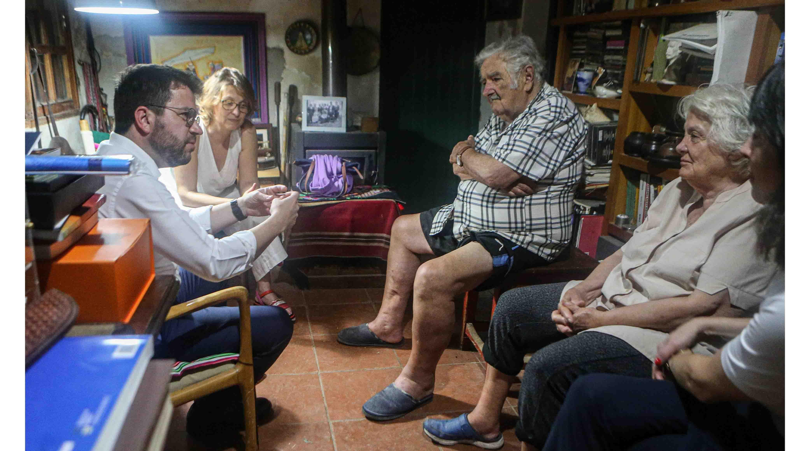 El presidente de Cataluña, Pere Aragonés (i), acompañado de Meritxell Serret (2-i), se reunió con José Pepe Mujica (c) en su casa, en la zona Rural de Montevideo (Uruguay). EFE/ Gastón Britos