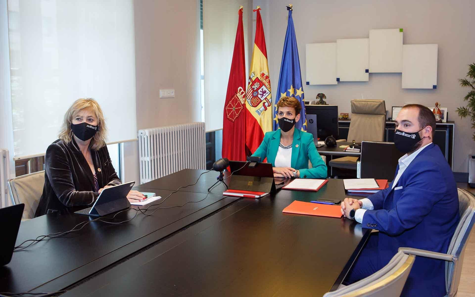 mera_alt
 La Presidenta Chivite, junto con la consejera Ollo y el director general de Acción Exterior, Sergio Pérez, en la conferencia telemática del CORAI