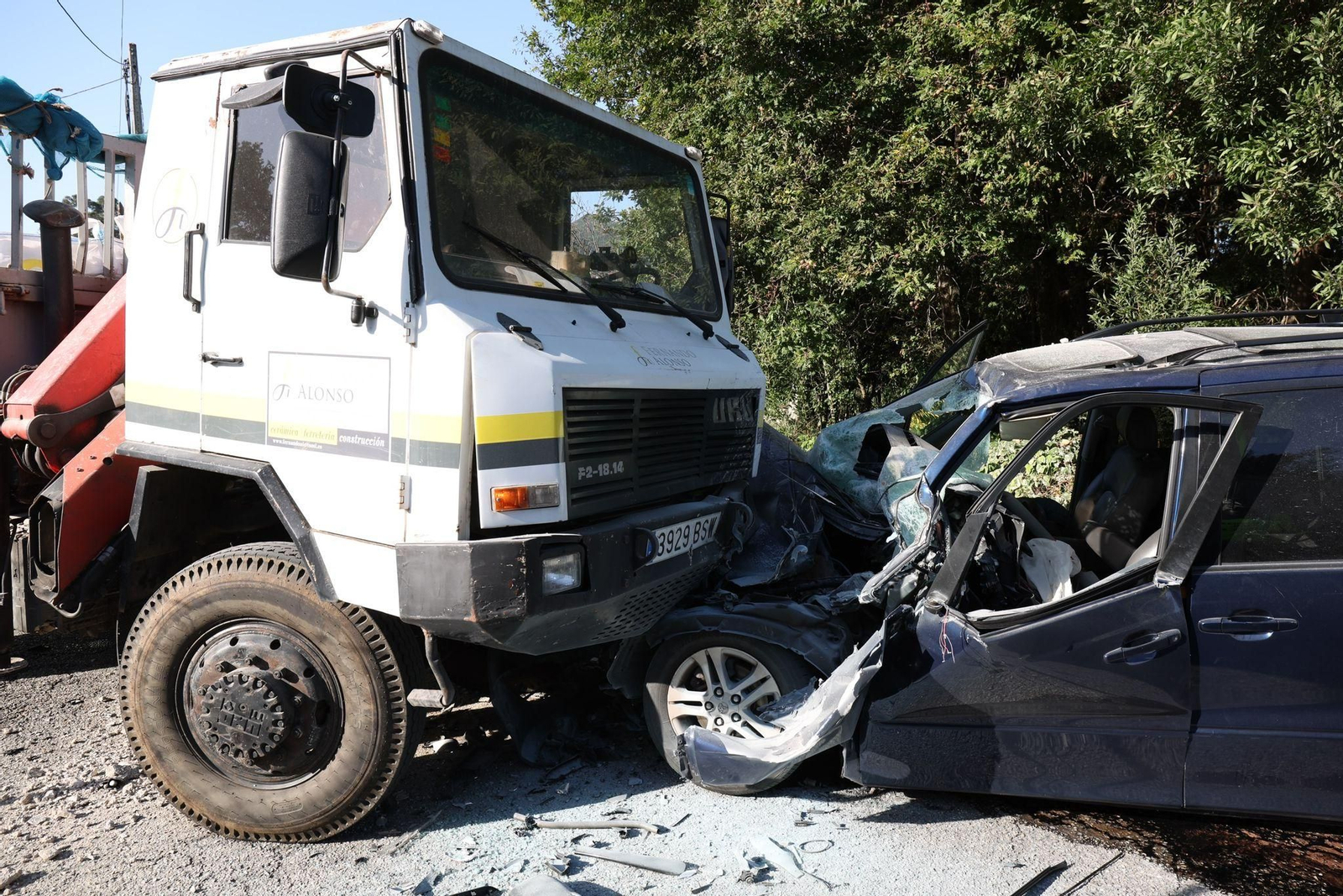 El choque entre el vehículo y el camión. // Alberte