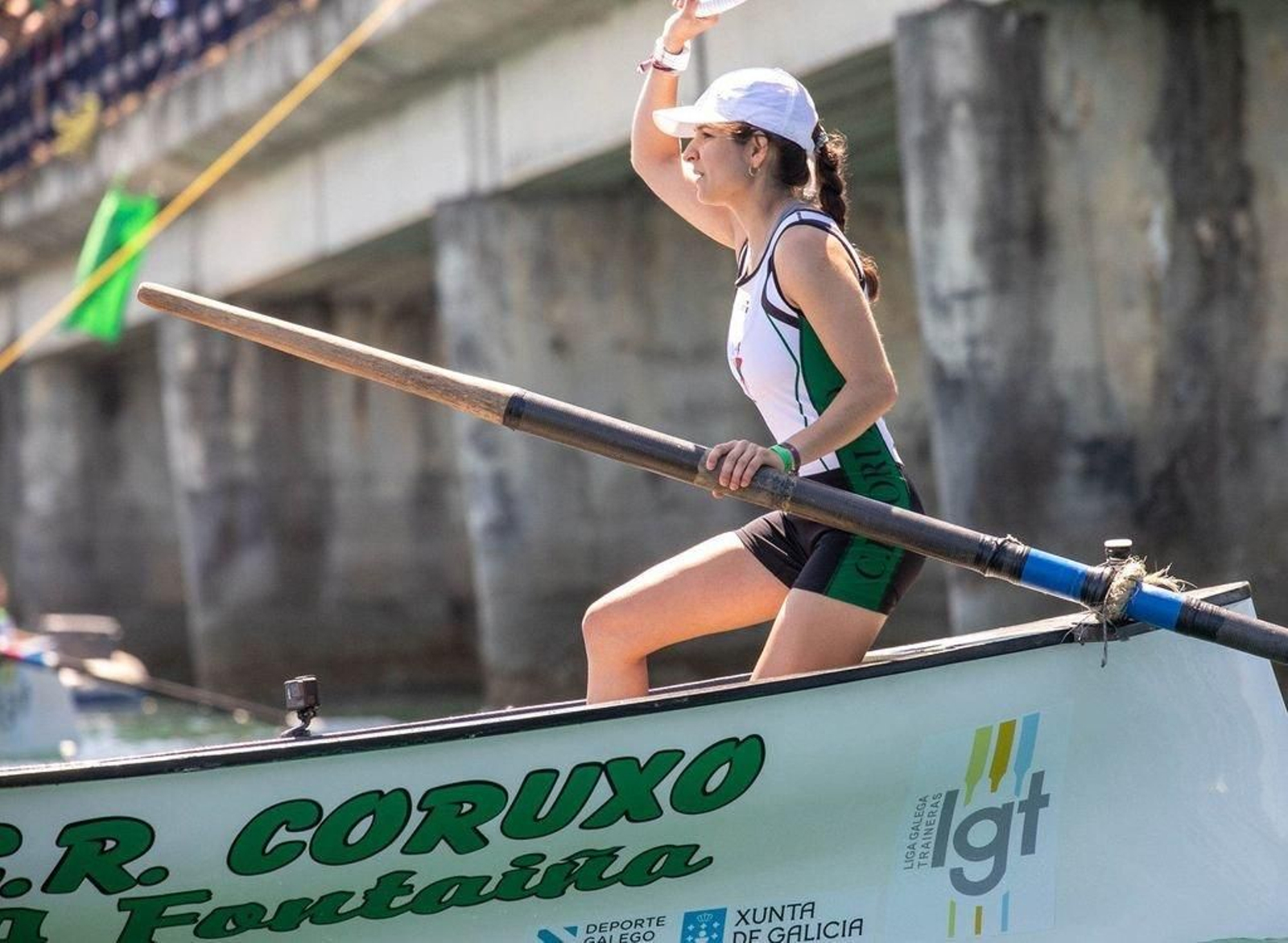 María Pérez agarra la rabiza al inicio de la regata Concello de Vigo.