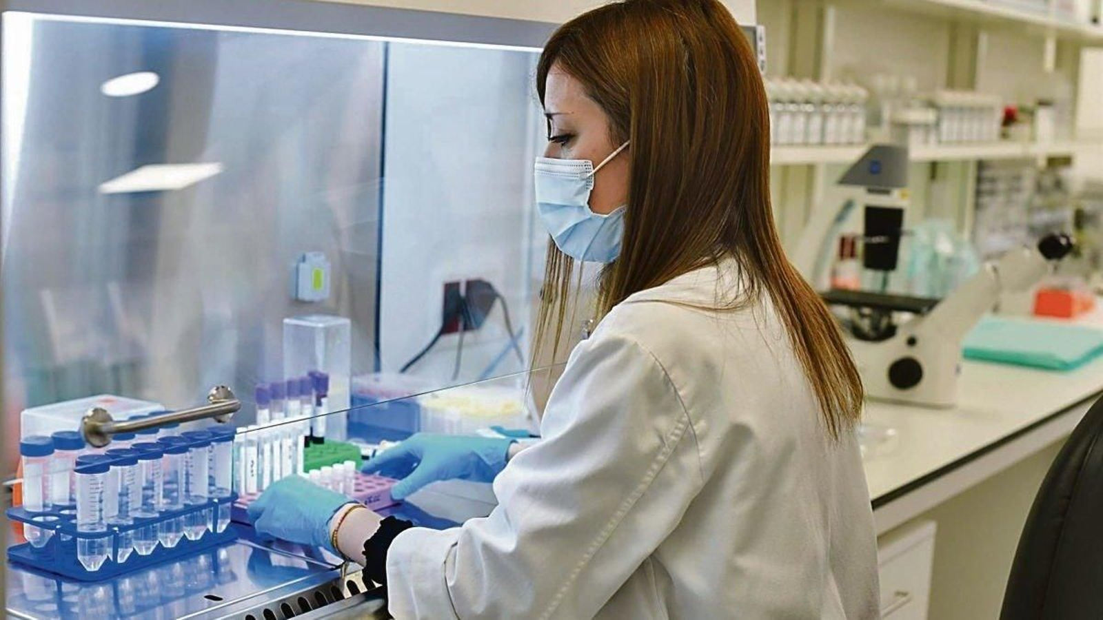 Una investigadora trabajando en un laboratorio.