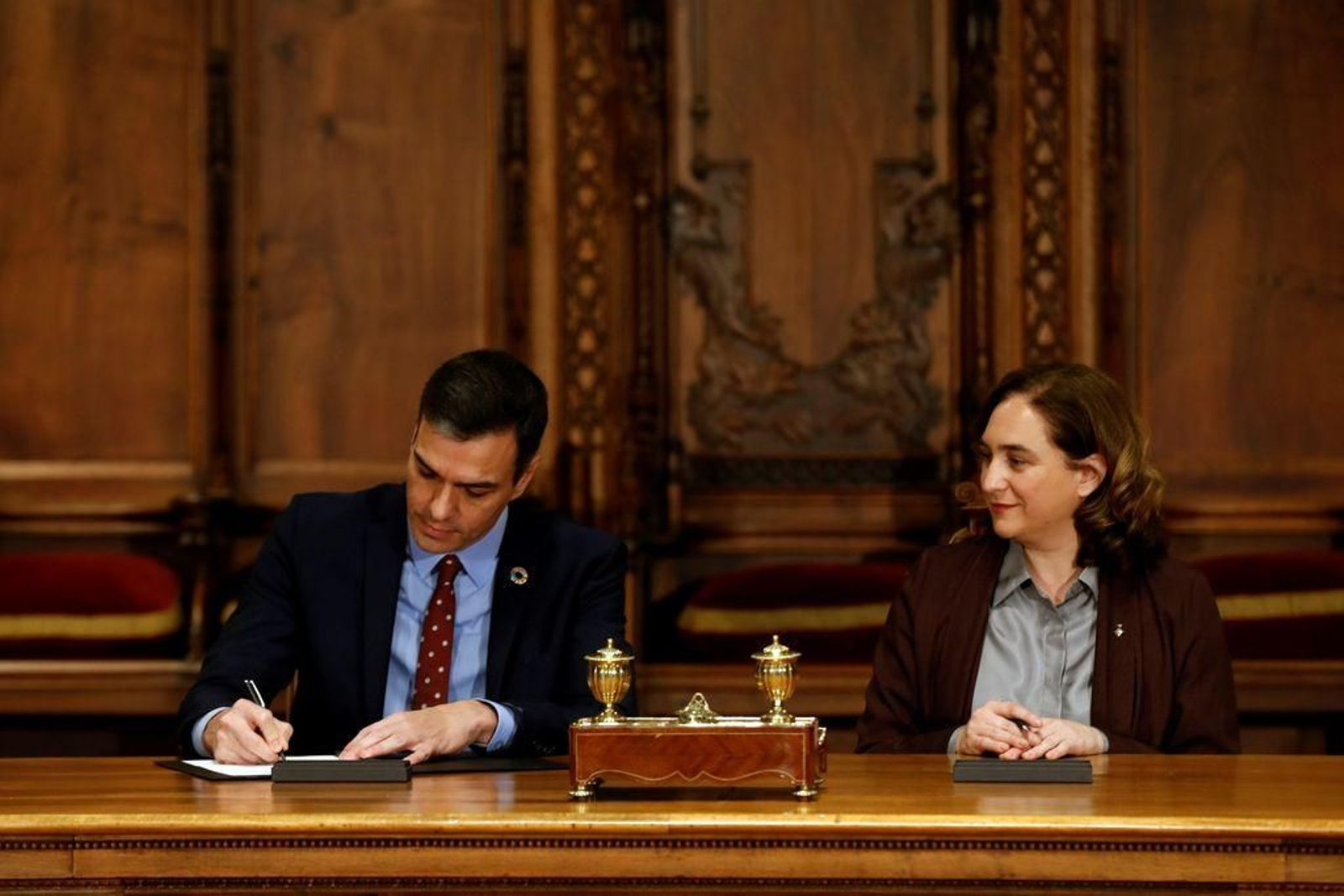 Pedro Sánchez y Ada Colau durante la firma de un acuerdo de colaboración entre el Gobierno de España y el Ayuntamiento de Barcelona.