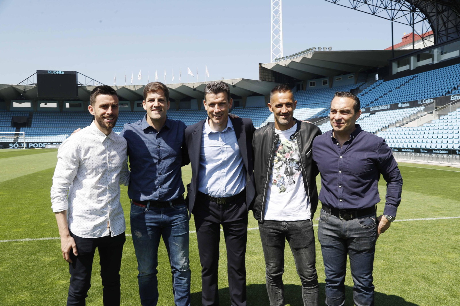 Los cuatro ex culés con Nando, entrenador de porteros (2º dcha.).