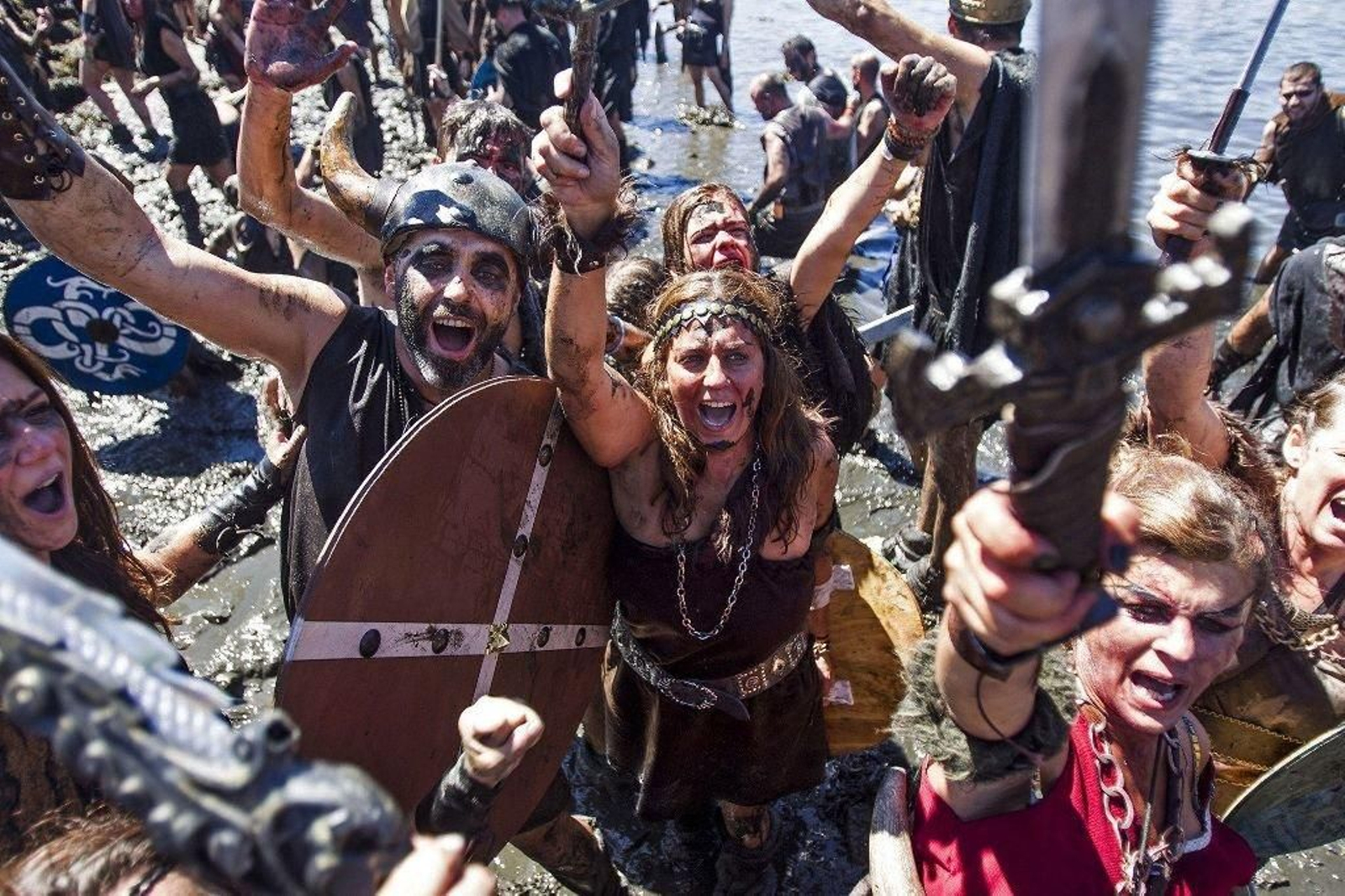 La representación del desembarco vikingo, ayer, en la desembocadura del río Ulla.