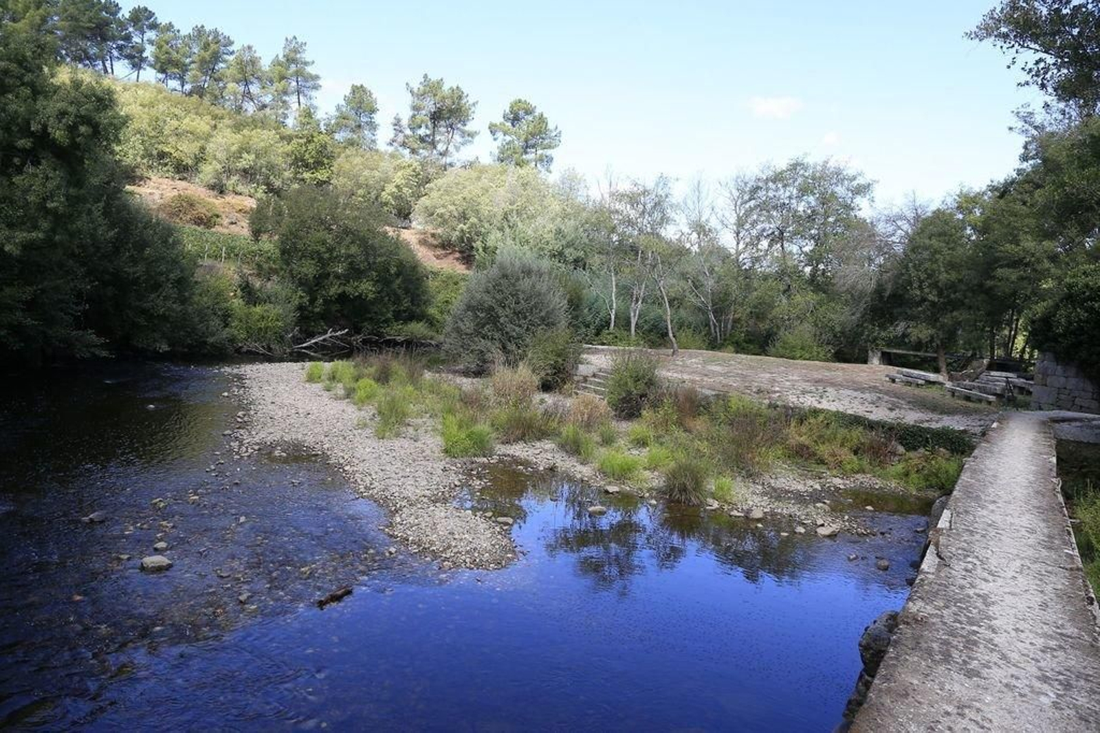 El río Arnoia, con el cauce casi vacío, a su paso por el concello de A Arnoia.