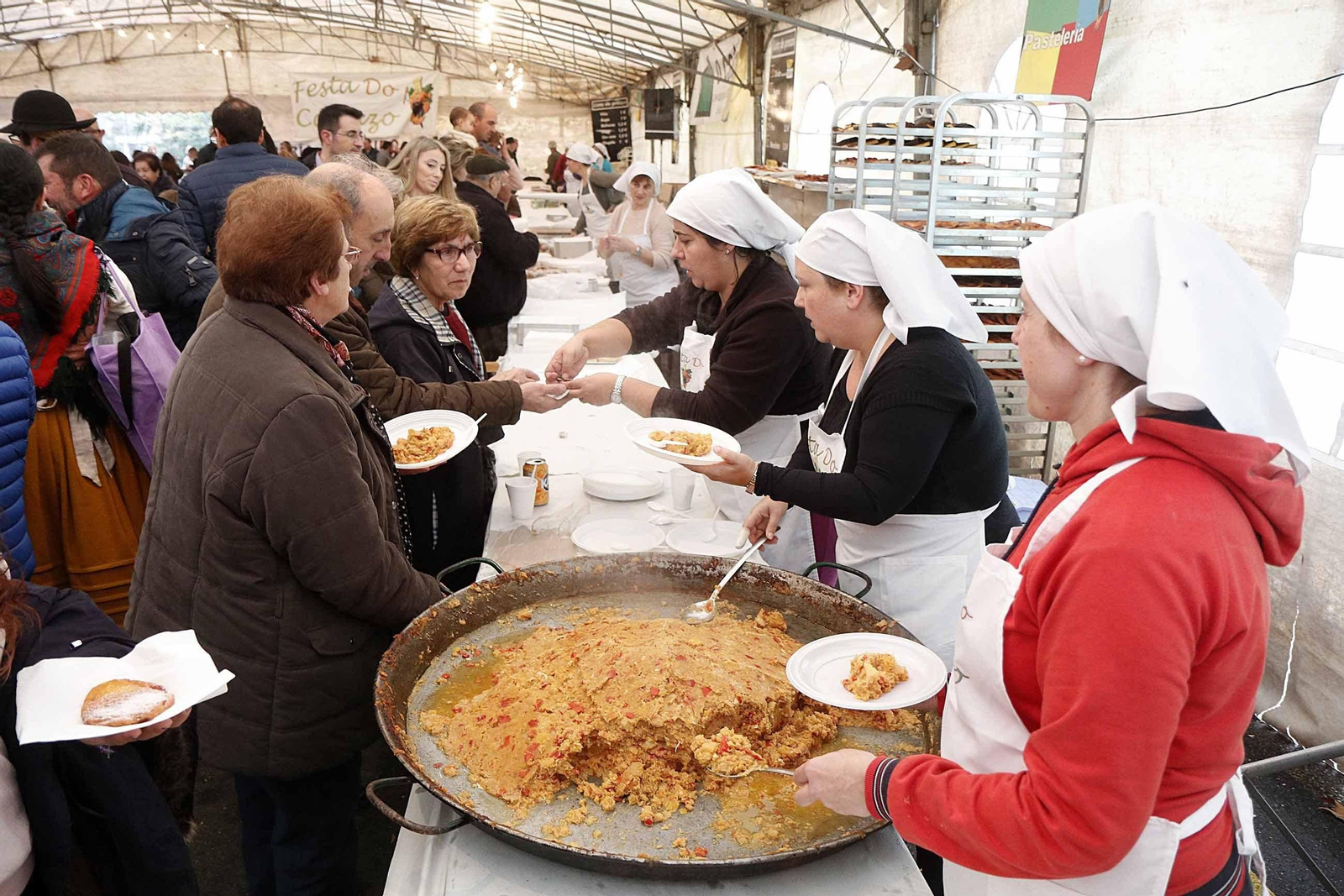 Los asistentes hicieron cola para poder probar el pisto de calabaza, una variante del plato manchego.