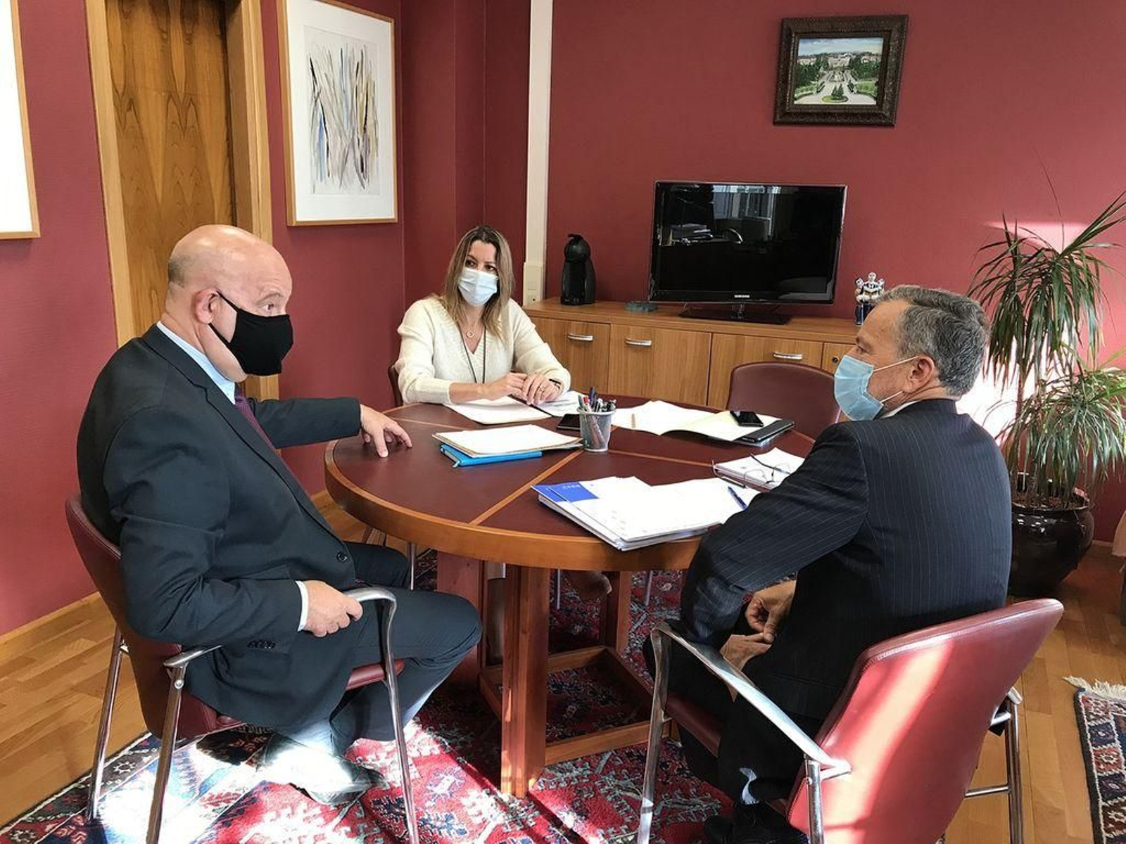 El secretario del Eixo, Xoán Vázquez, la alcaldesa de Lugo, Lara Méndez, y el presidente del CES, Agustín Hernández.