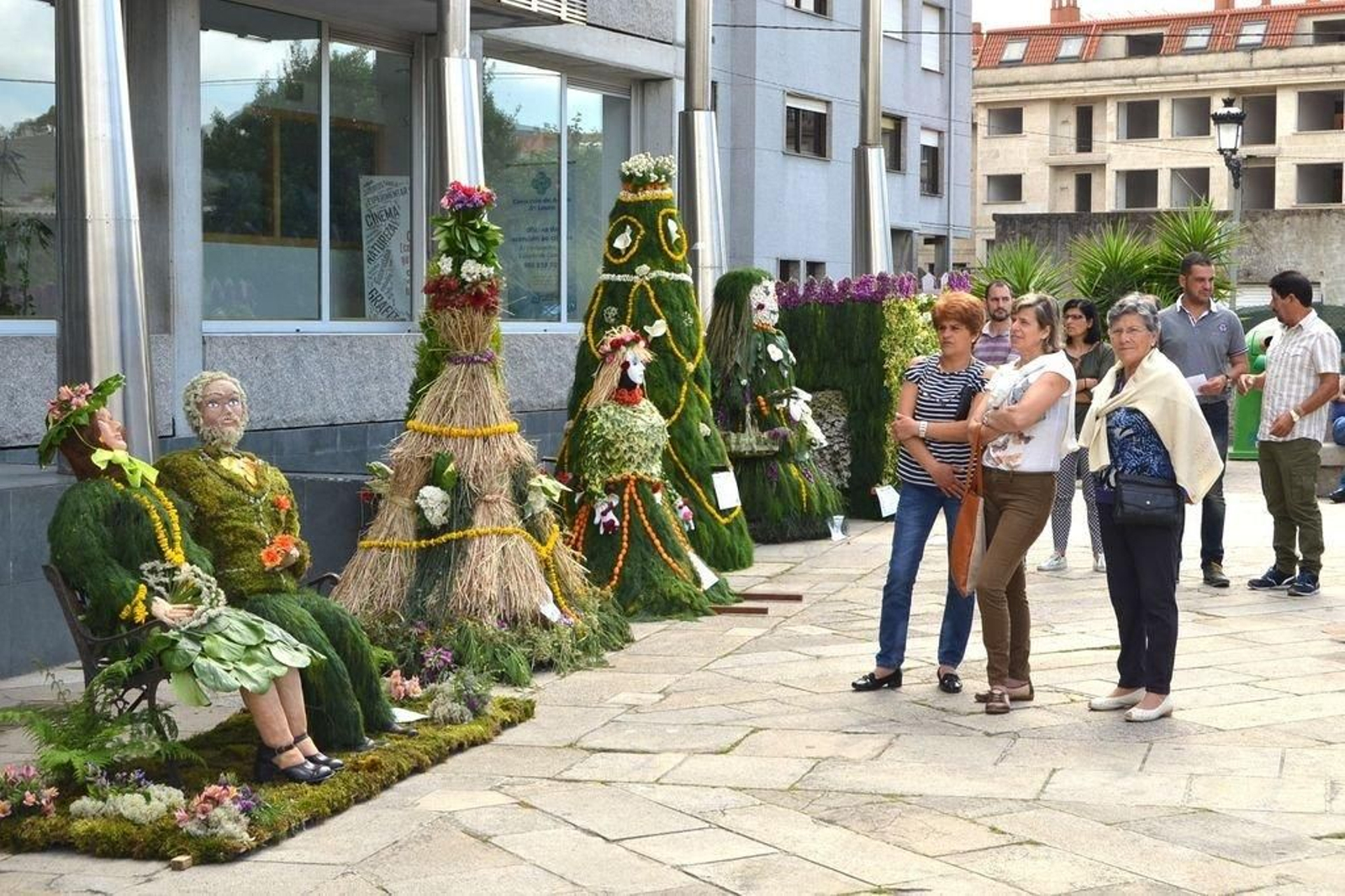 Algunos de los 'Maios das Letras' ya rematados adornan el centro neurálgico de Salceda.