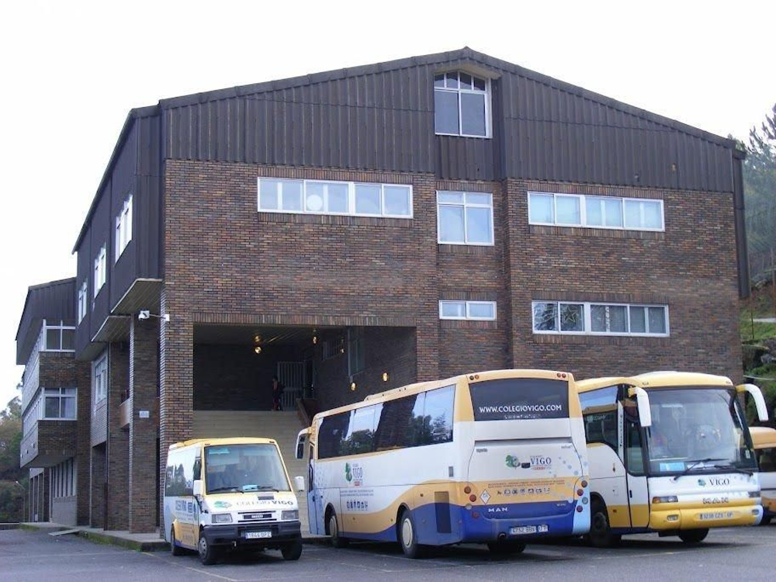 El colegio cuenta con unas instalaciones modernas y un servicio de transporte que da servicio a Vigo y otros municipios.