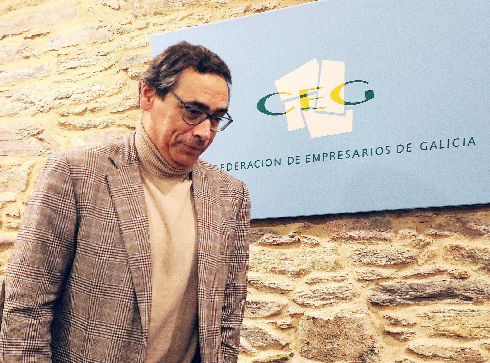 Arias, en la sede de la CEG en Santiago, en donde explicó los motivos de su dimisión.