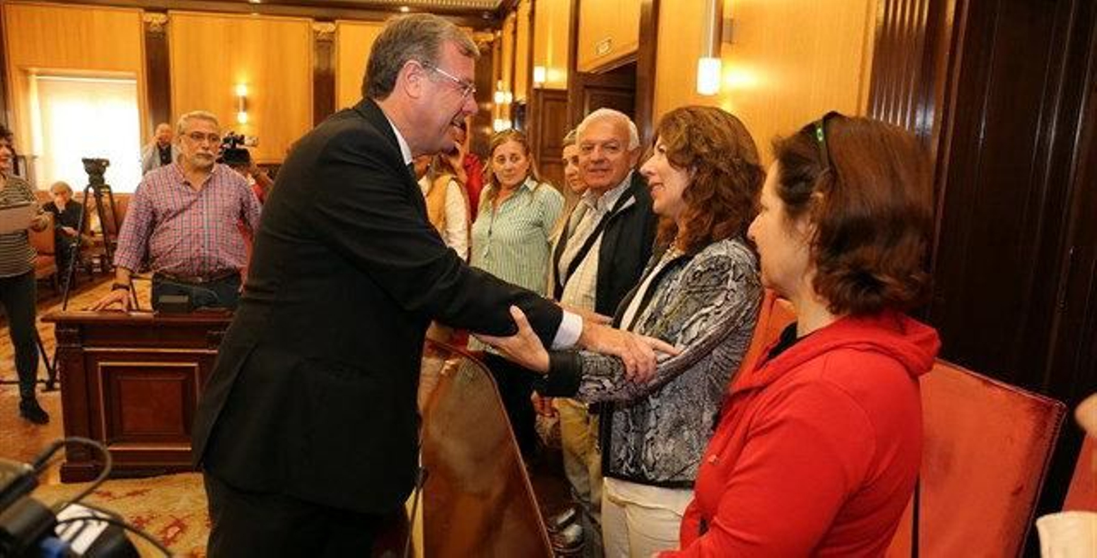 El alcalde de León saluda a los integrantes de "Siente Castilla y León"