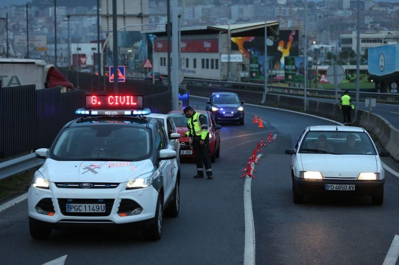 La Guardia Civil realiza controles en los accesos a la ciudad para vigilar la movilidad // Alberte
