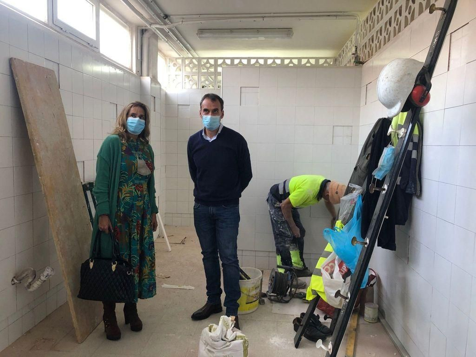 La presidenta de la Diputación, Carmela Silva y el alcalde, Enrique Cabaleiro, visitaron las obras.