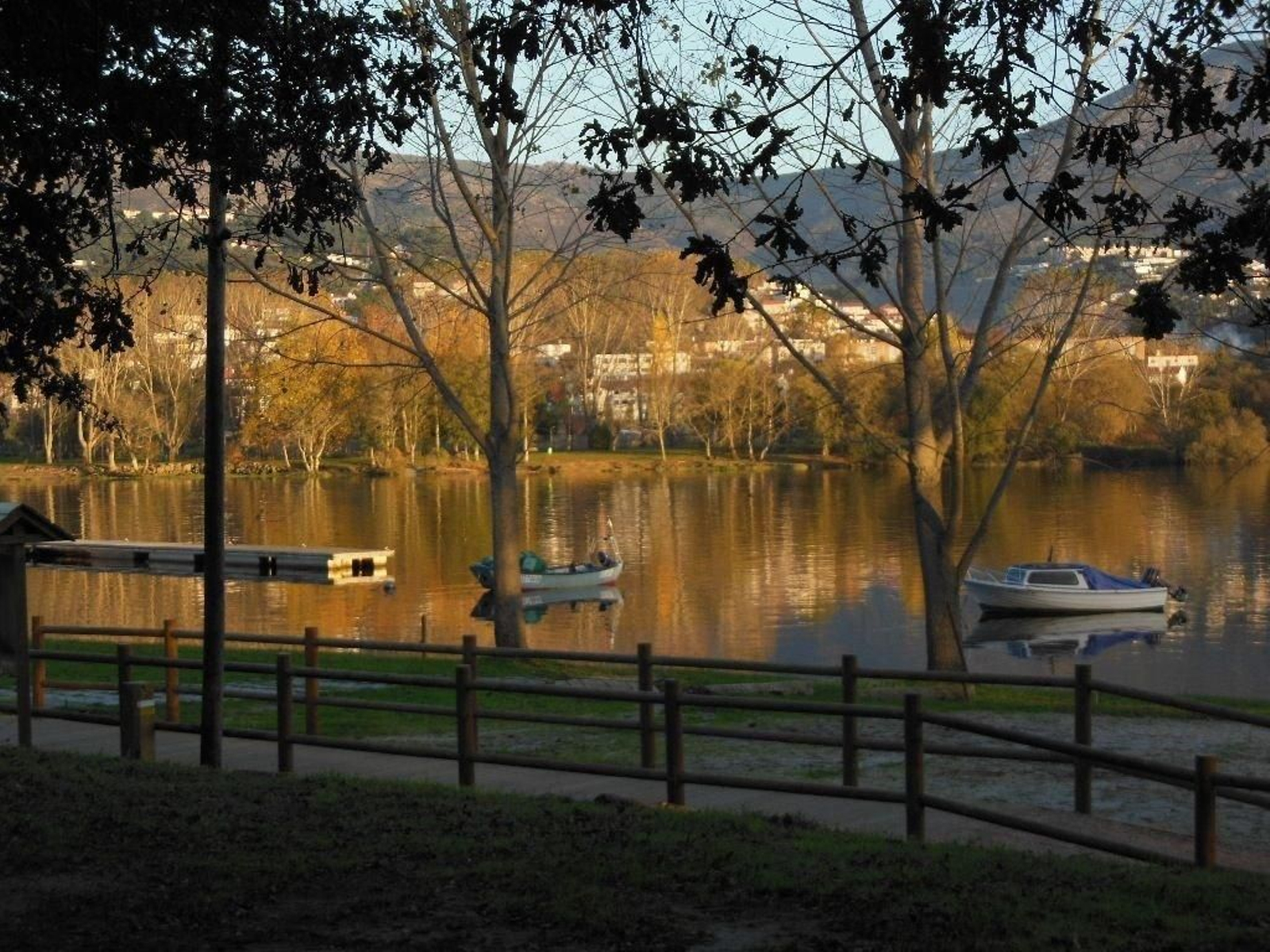 La senda que une la playa de Goián, en Tomiño, con la de Eiras en el vecino municipio de O Rosal.