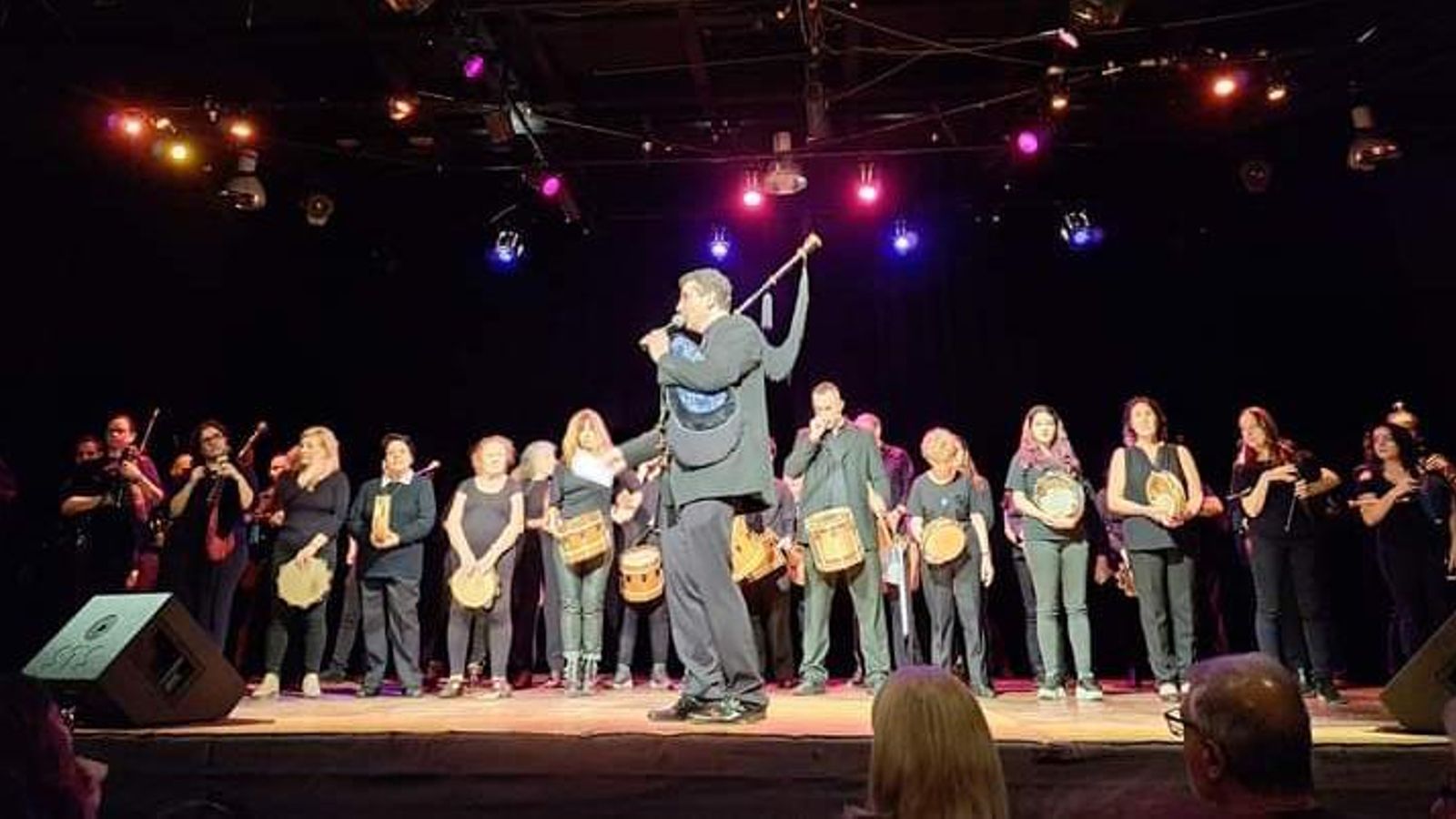 Conjunto de Gaitas del Centro Galicia, con Alberto López en la dirección