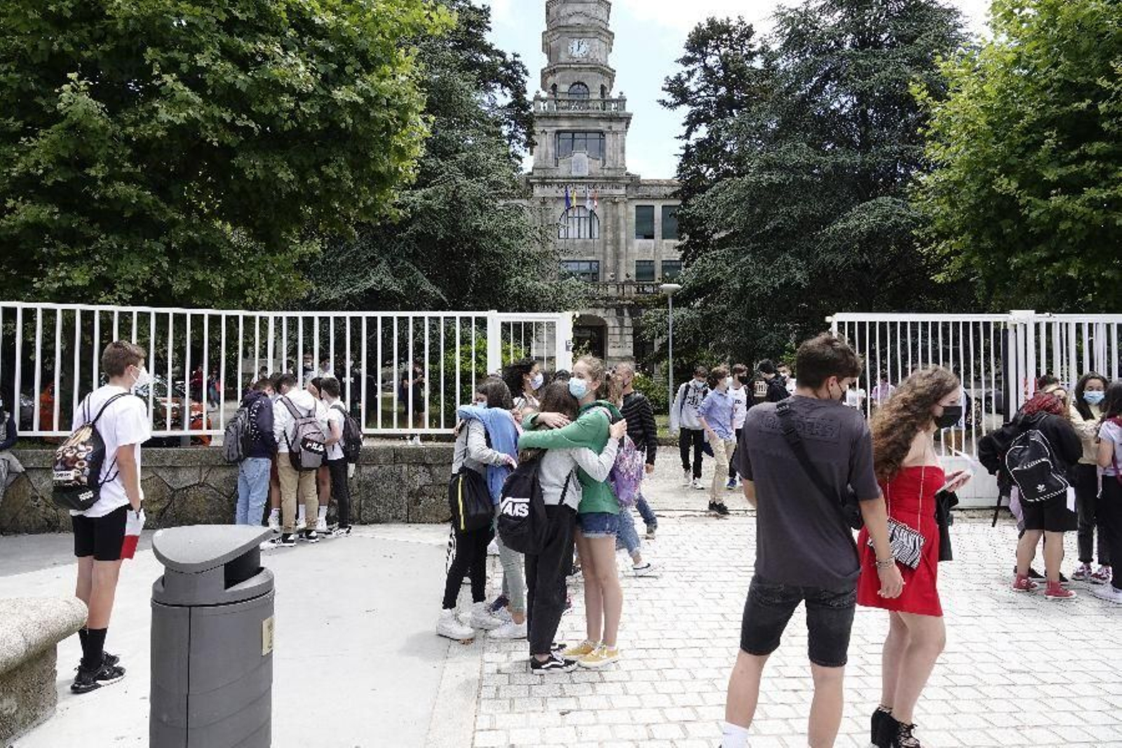 El curso del covid se despide con abrazos. // Vicente Alonso