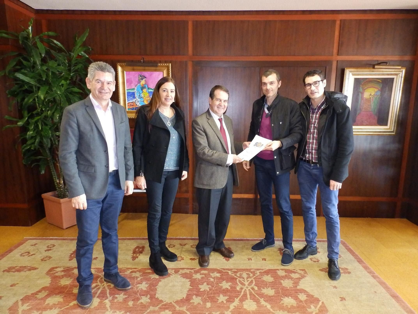 Los miembros del sindicato de la Policía Nacional entregaron ayer sus demandas al alcalde.