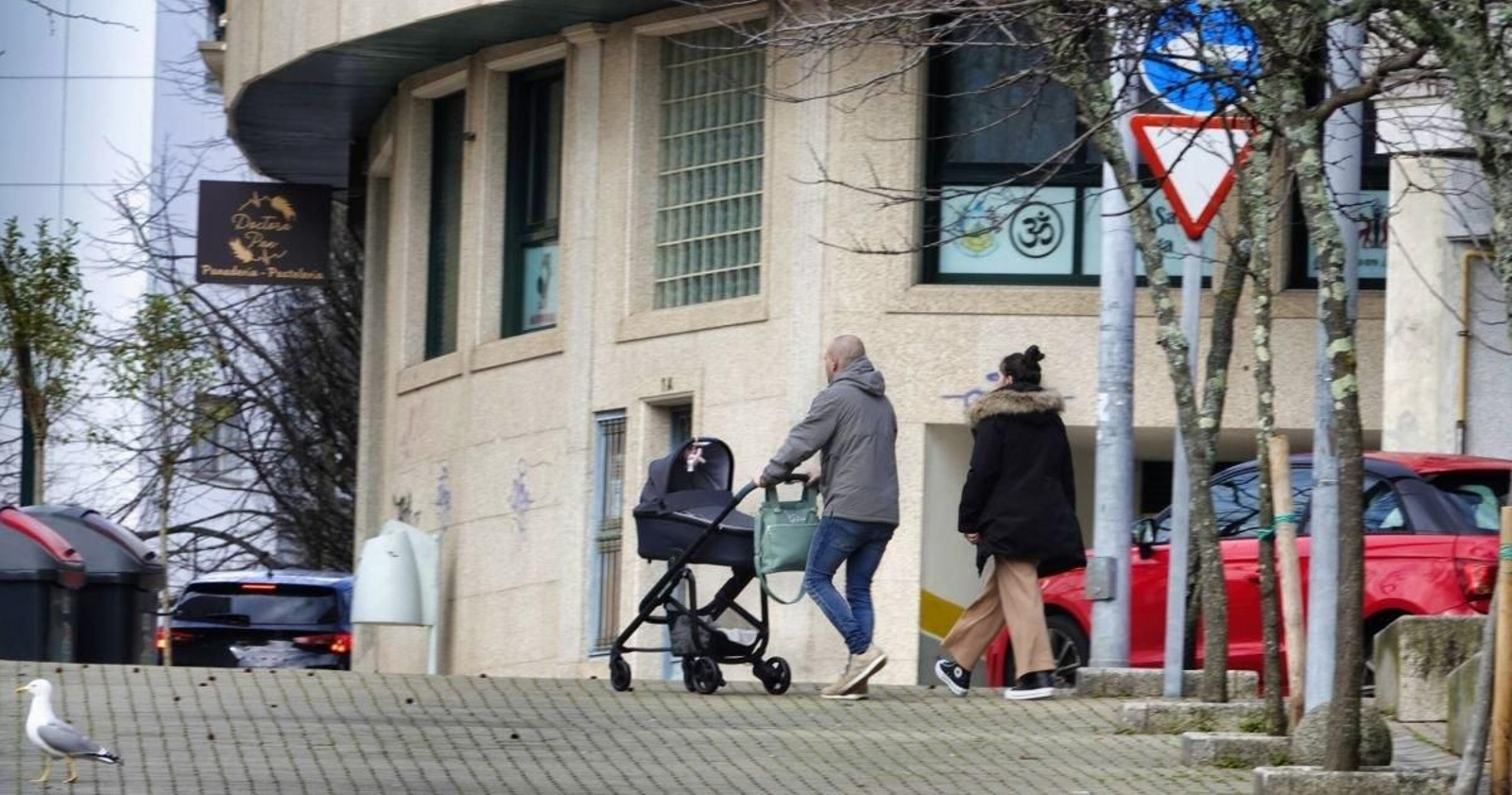 Padres vigueses por las calles con su niño, una imagen cada vez menos habitual.