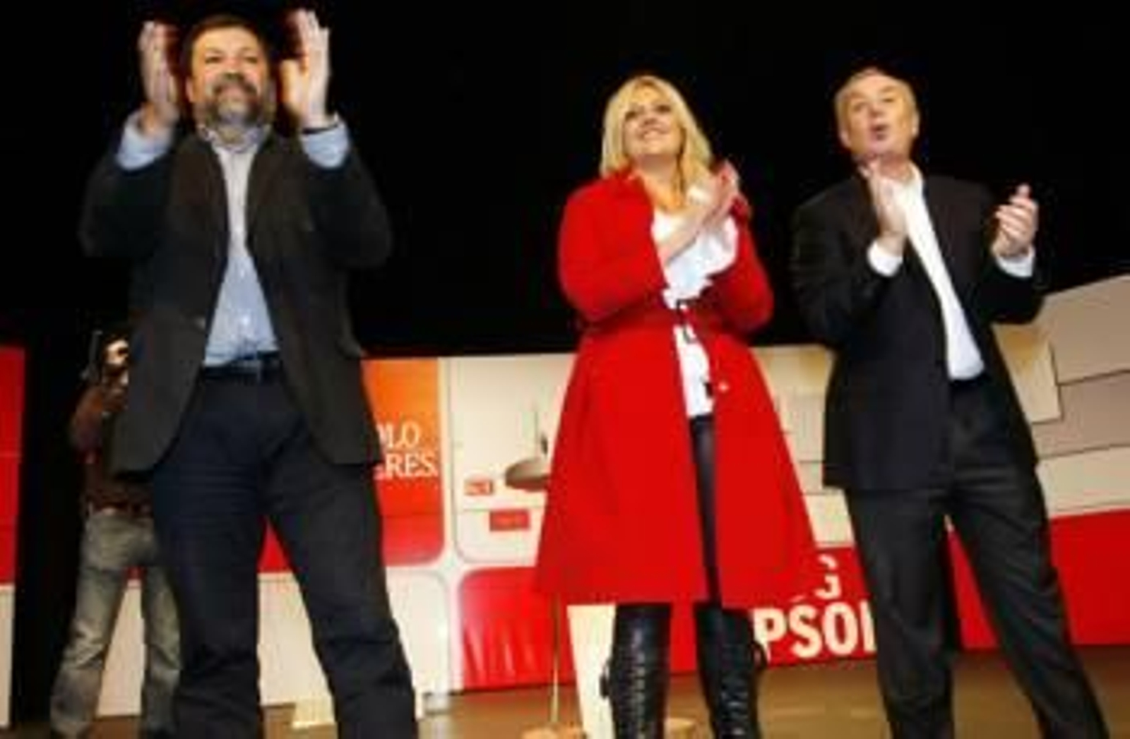 Caamaño(i) Vázquez, Beatriz Sestayo(c) y Pachi Vázquez(d) durante un acto del PSdeG. (Foto: ARCHIVO)