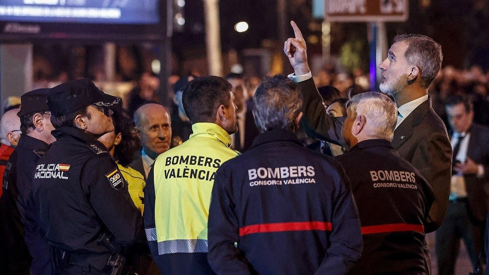 Los Reyes visitan a las familias afectadas por el incendio de Valencia.