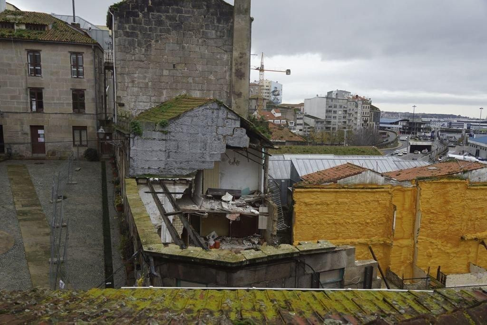 El derrumbe en el número 5 de la Praza do Peñasco obligó al desaolojo del edificio aledaño y a vallar parte de la plaza.