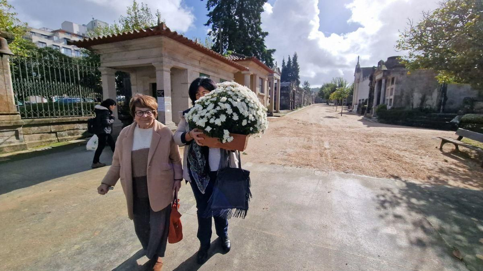 Pereiró, abierto de 9 a 18:30 horas de forma ininterrumpida, acogió numerosas visitas a los familiares fallecidos.