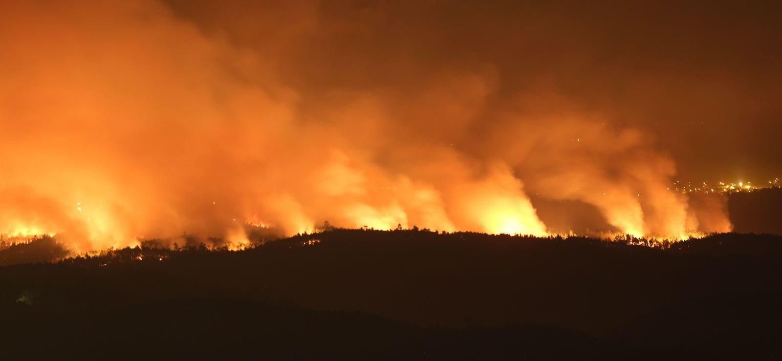 Las llamas se acercan a la localidad de Picha, en el distrito de Coimbra (Portugal) // Alberte
