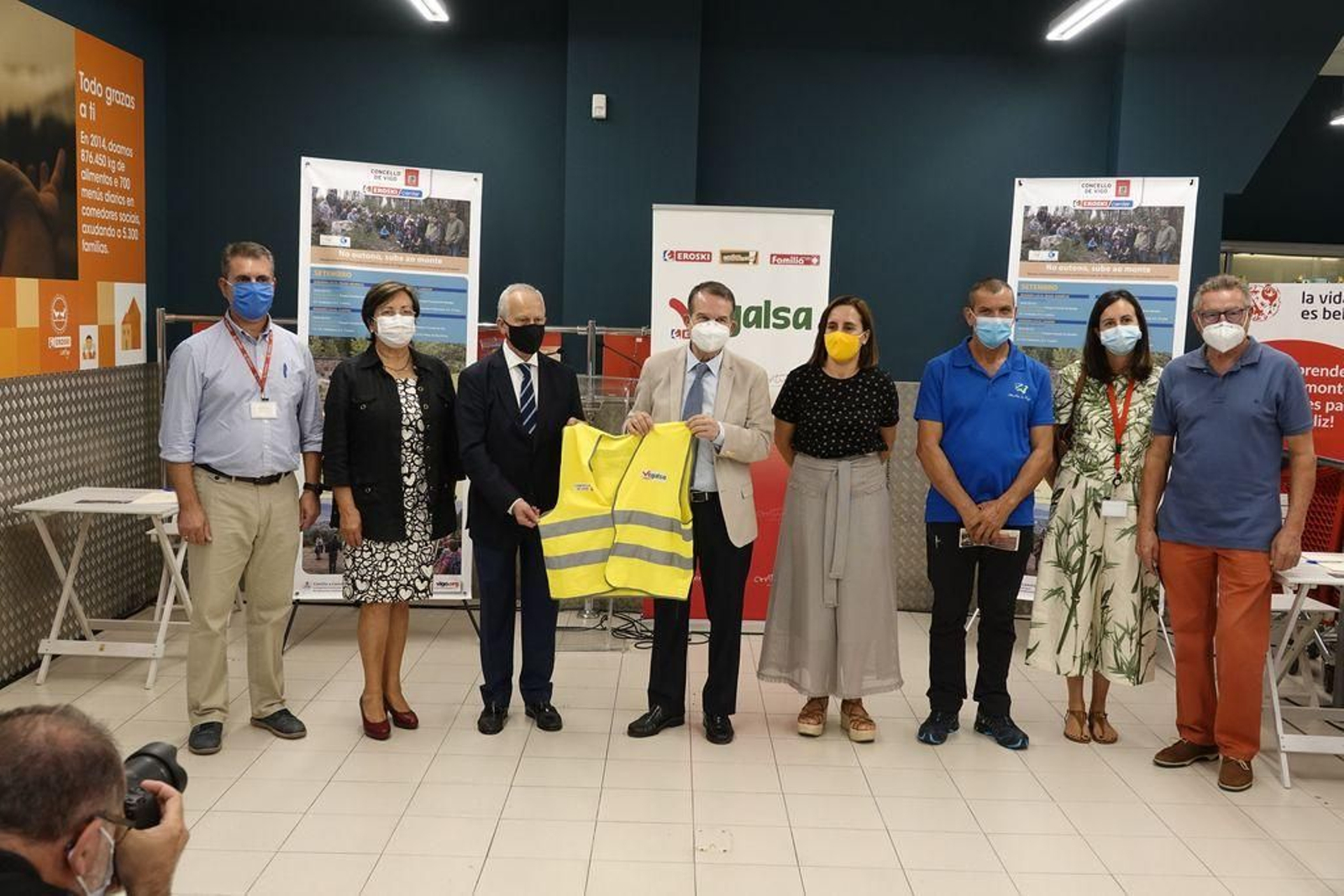 Abel Caballero con el director de Vegalsa, Joaquín González, ayer.