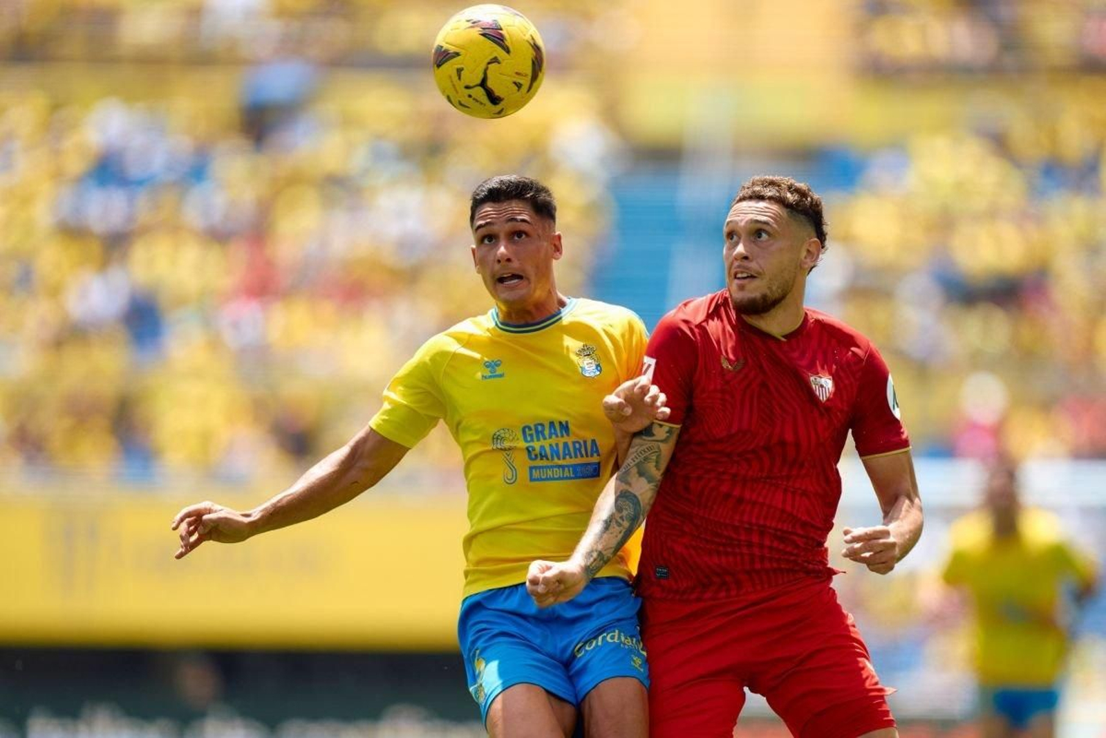 Sergi Cardona disputa un balón con Ocampos en duelo Las Palmas-Sevilla del pasado domingo.