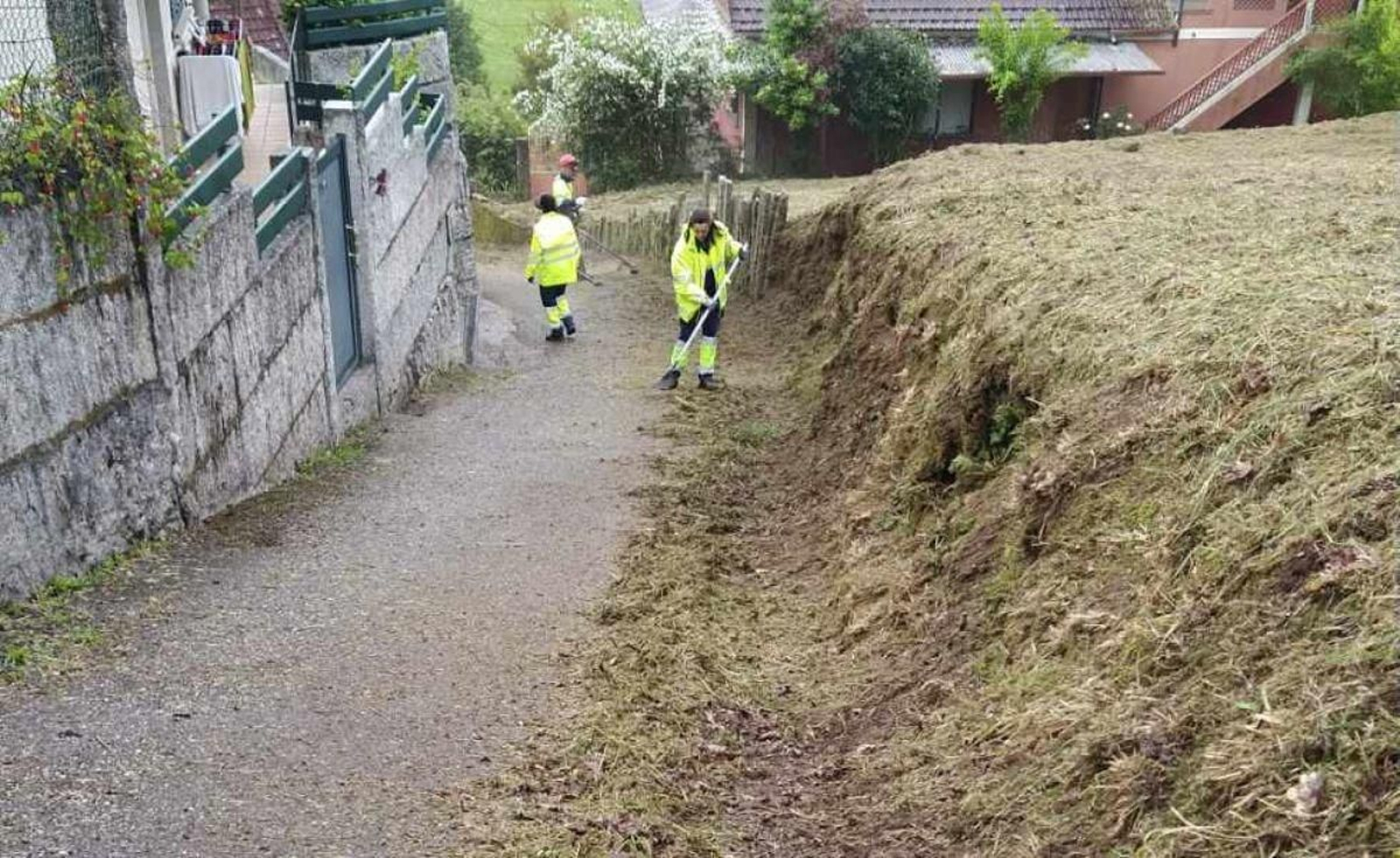 Imagen de operarios municipales durante las tareas de limpieza.