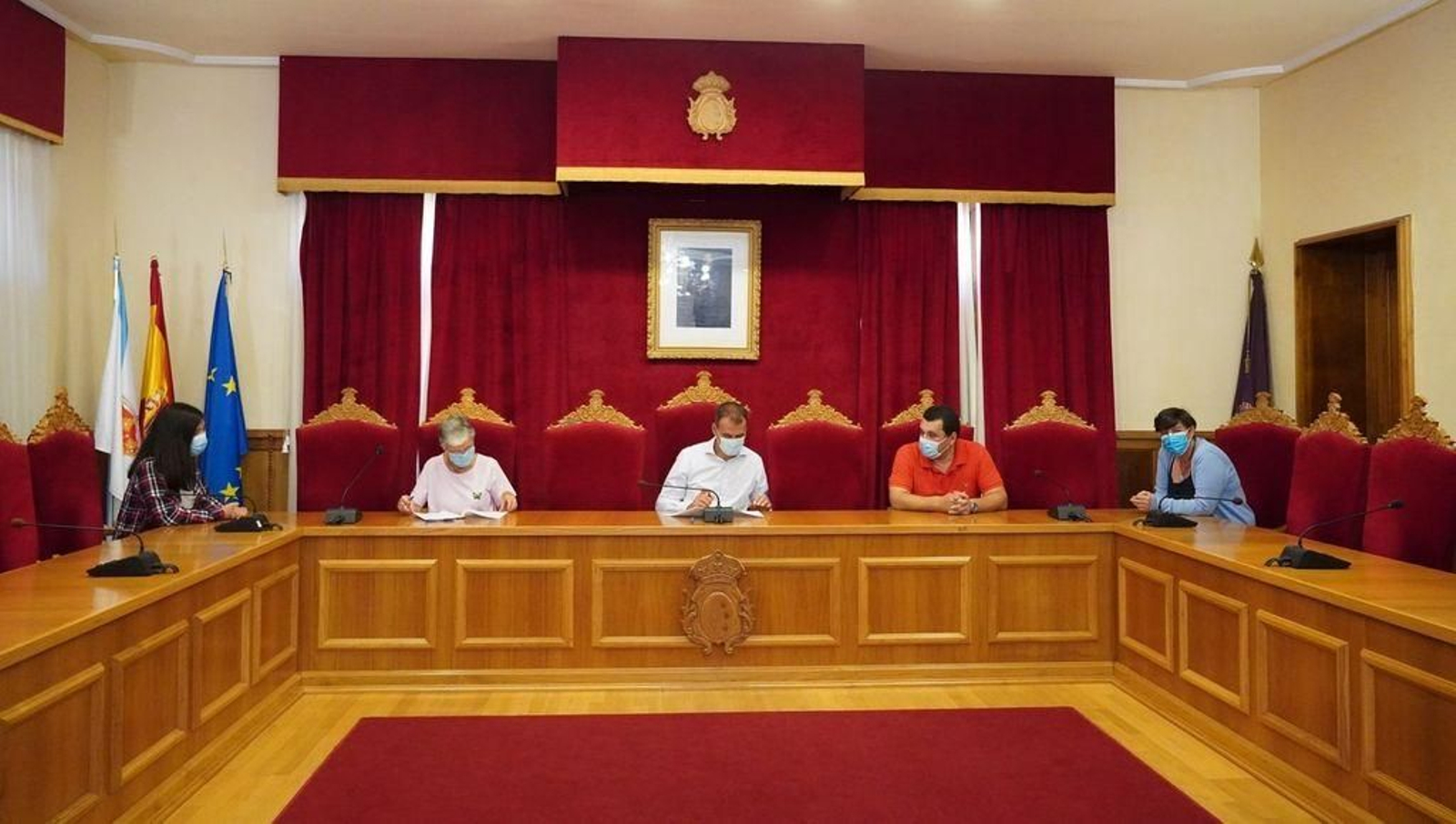 El alcalde, Enrique Cabaleiro, y el representante de Avelaíña.