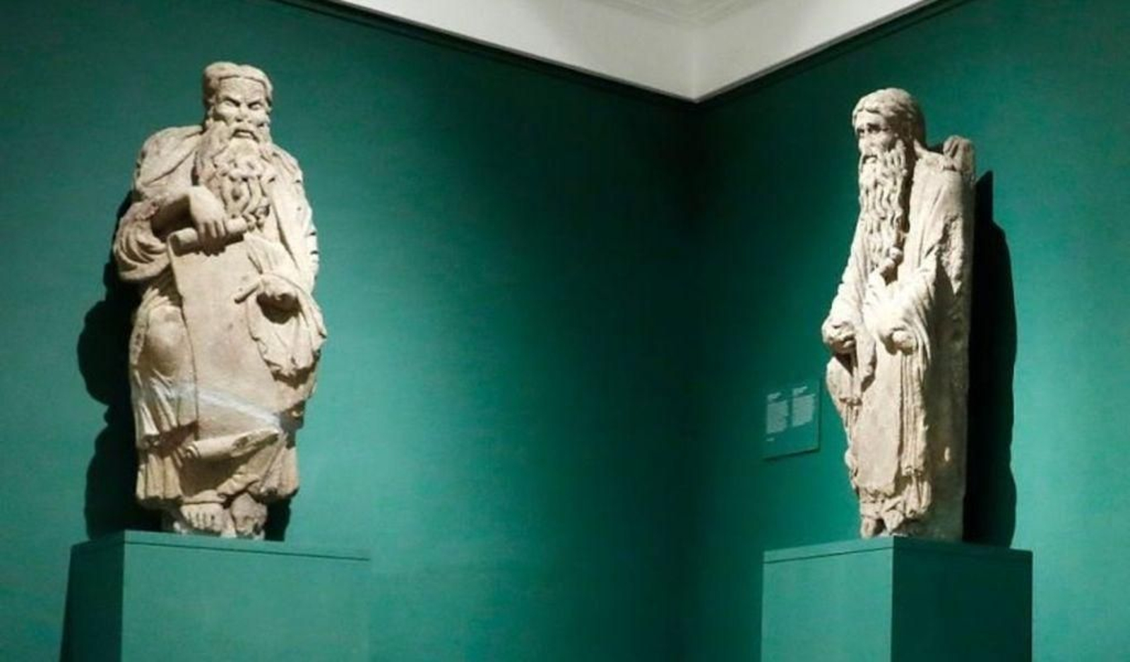 Las dos estatuas objeto del litigio, en una exposición en el Museo del Prado.