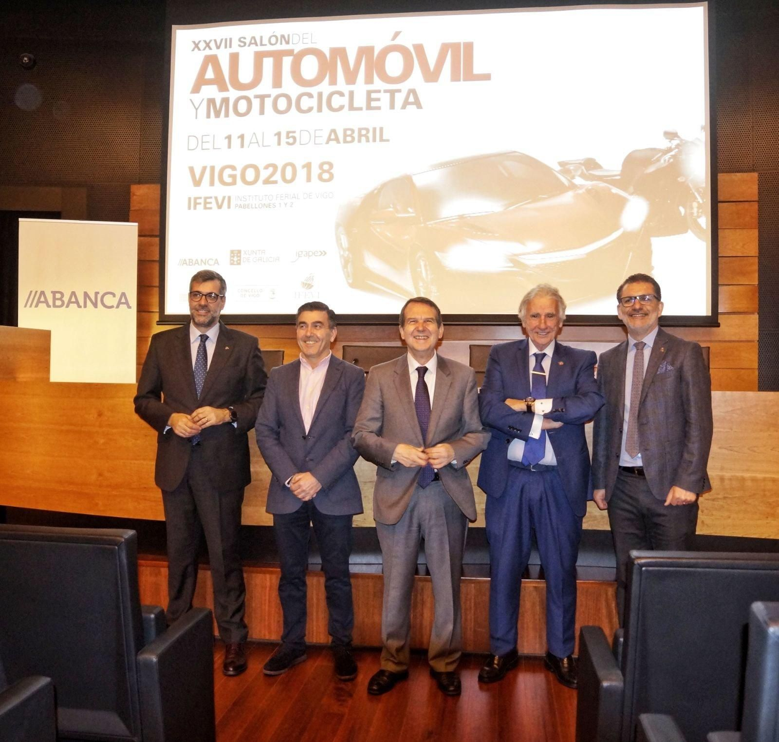 El alcalde de Vigo Abel Caballero, el presidente del comité organizador José Manuel Fernández Alvariño, el director territorial de la entidad, Jorge Martínez, y el director del salón, José Enrique Elvira.// Vicente