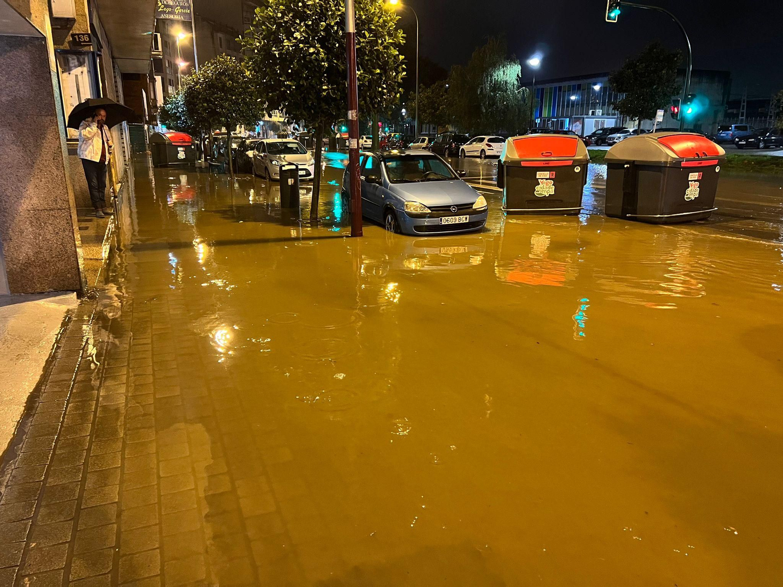 La acera de la calle Areal, oculta bajo el agua.