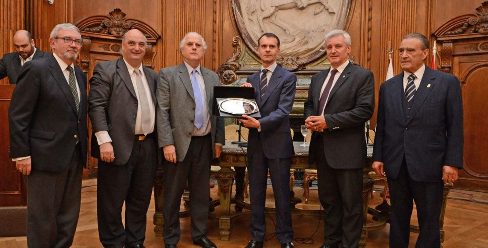 En el centro, a la derecha, José Manuel Herrero Mendoza, responsable de Emigración de la Junta de Castilla y León