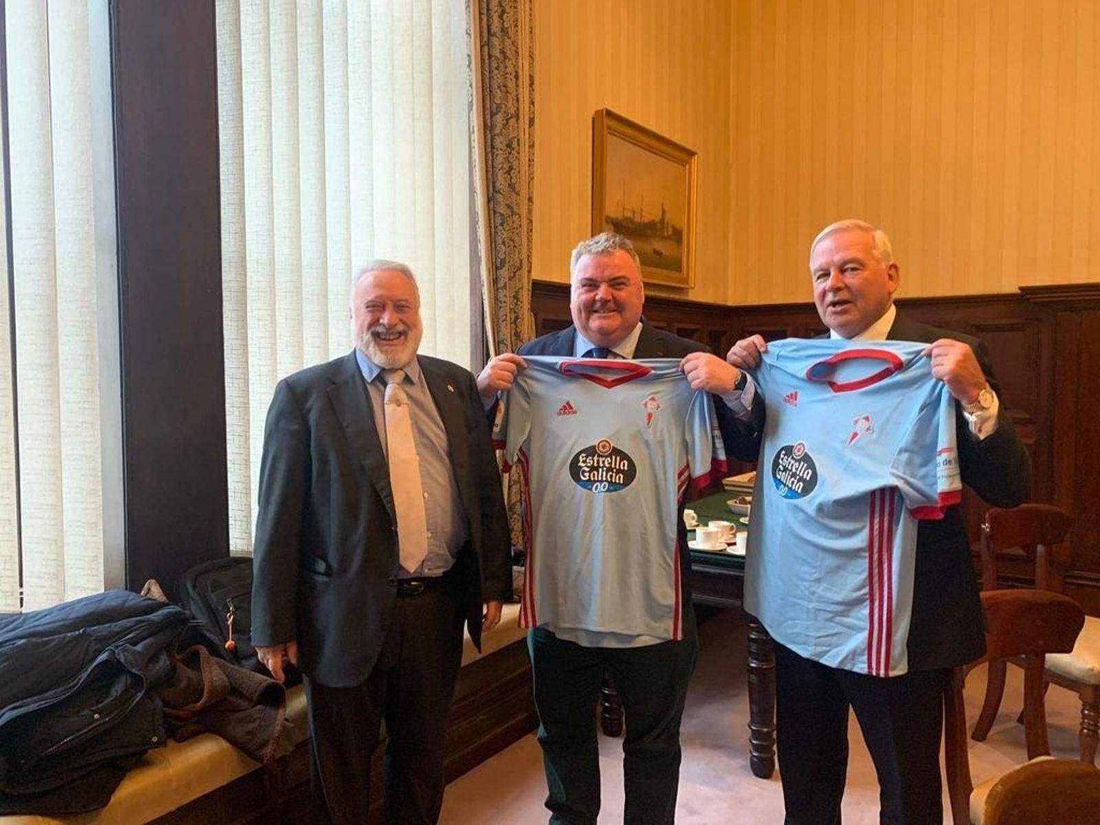 López Veiga entregó camisetas del Celta a sus homólogos de Cork.