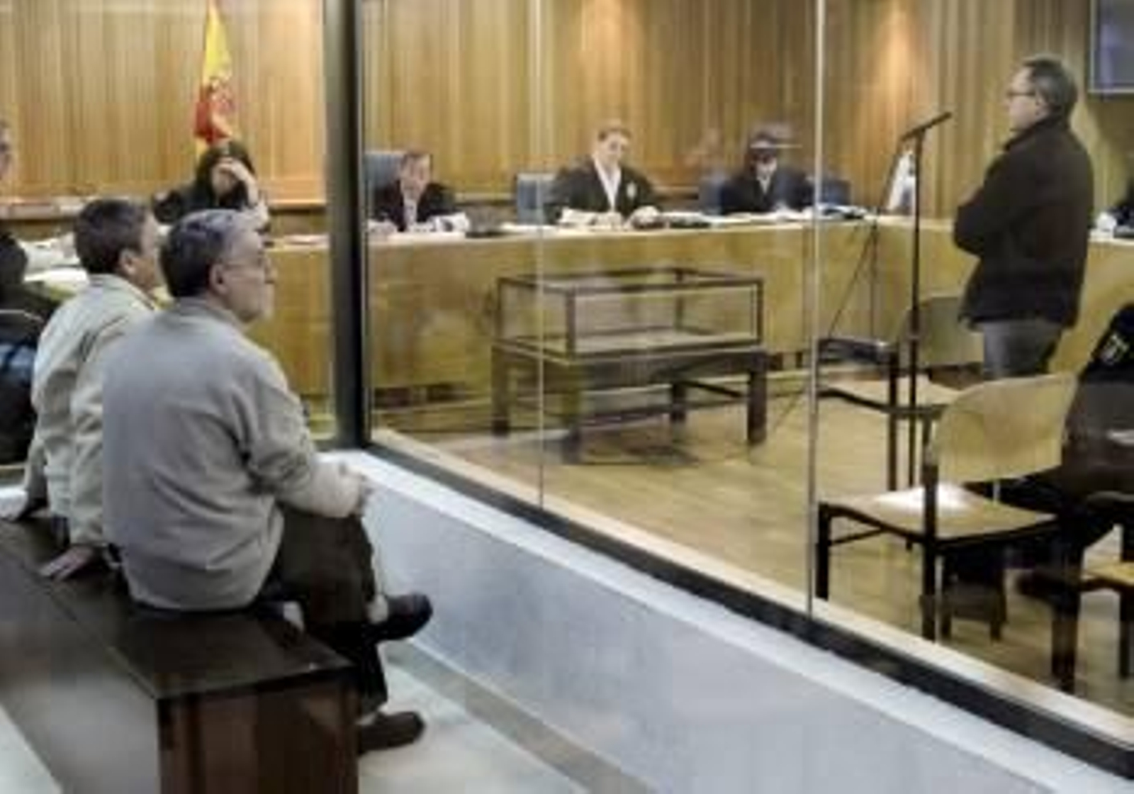 Silva Sande durante su declaración en el juicio. A la izquierda, Manuel Pérez y Victoria Martínez. (Foto: S. BARRENECHEA)