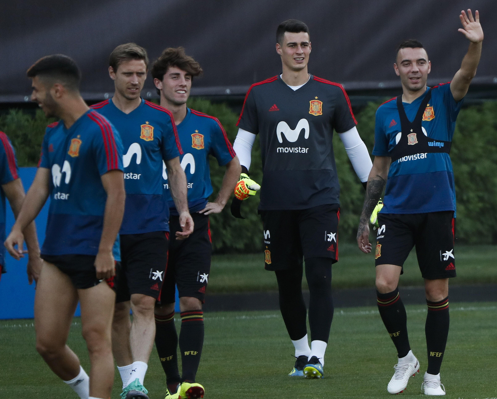 Iago Aspas saluda en un momento del entrenamiento de ayer de la selección española de fútbol.