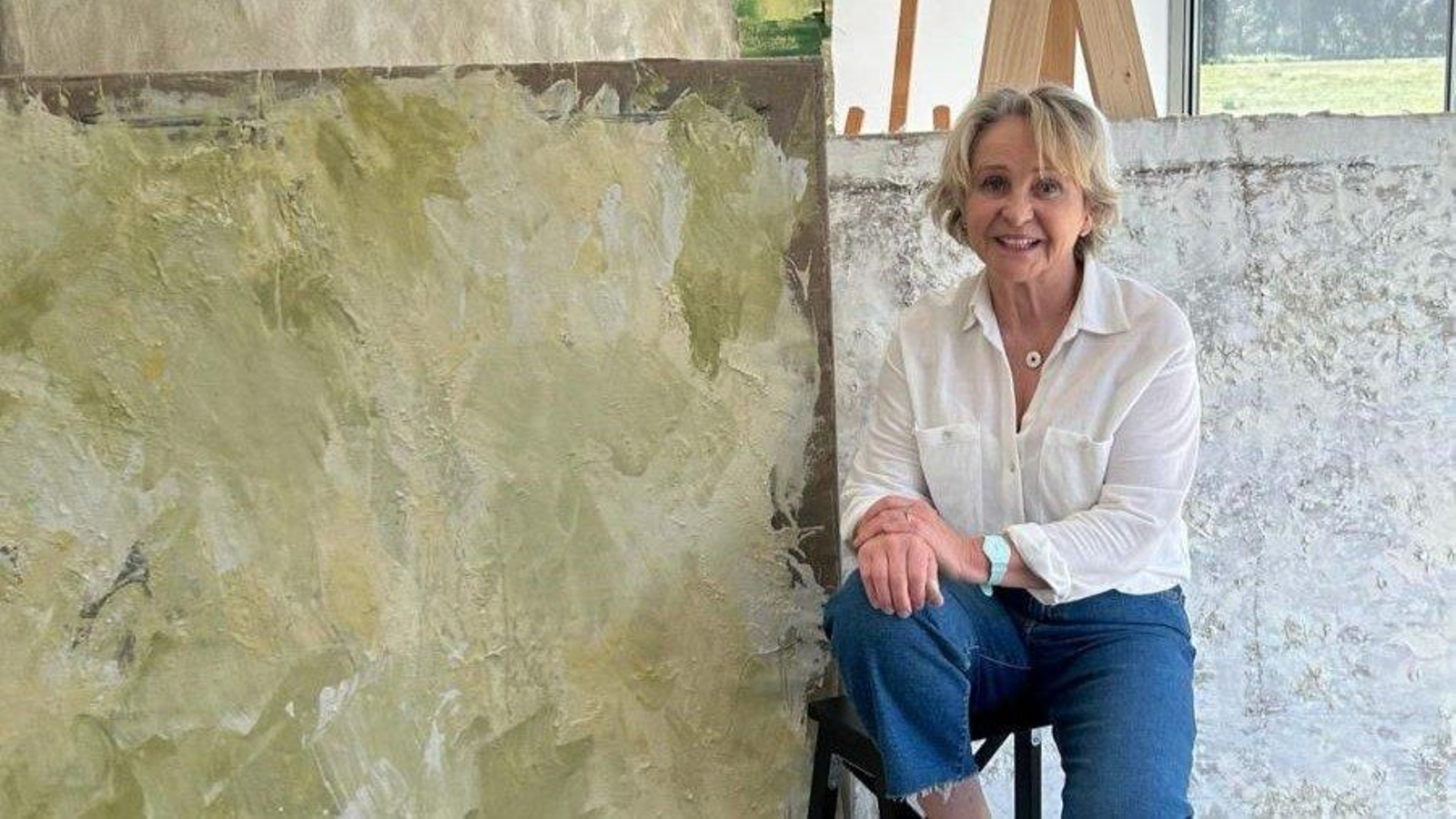 Mercedes Lence, en su estudio de Zamora con obras que expondrá en Vigo.