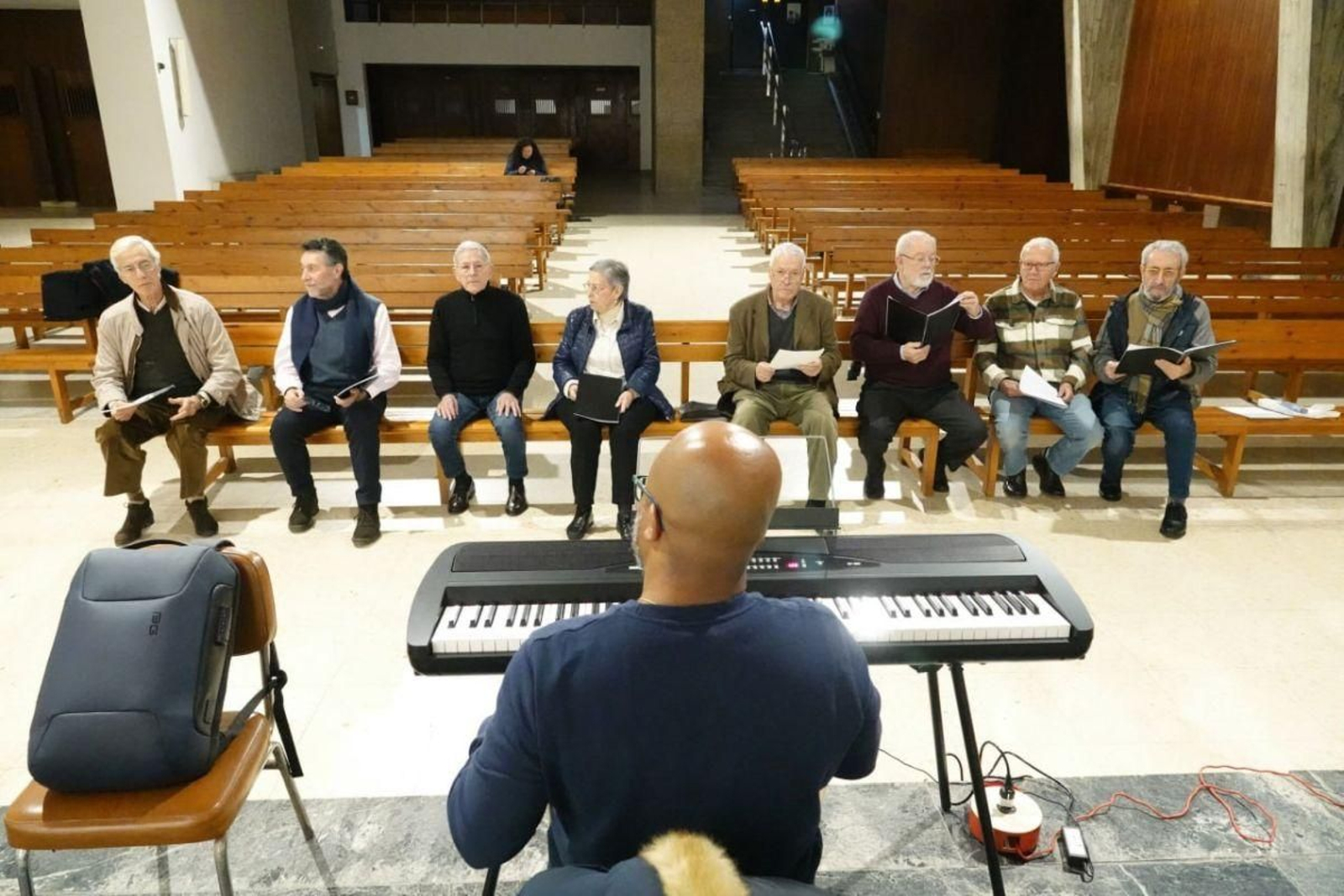 Las voces graves de la coral ensayaron ayer en la iglesia de los Apóstoles.