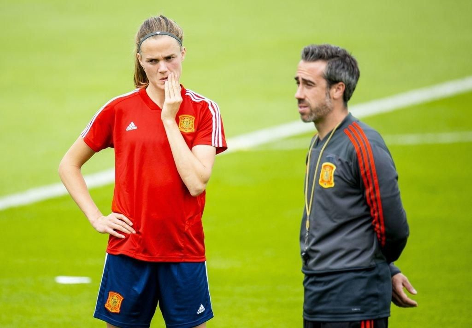 Irene Paredes, pensativa, junto al seleccionador Jorge Vilda.