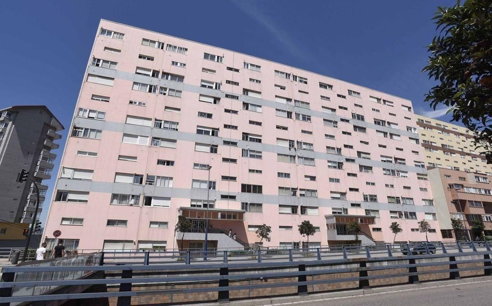 Uno de los bloques de este edificio sufrió una auténtica pesadilla en 2017 por  unos "okupas"