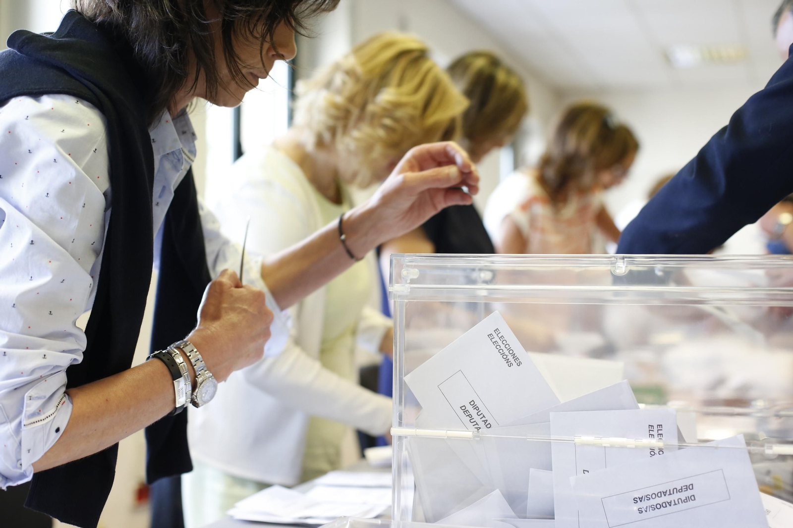 Recuento del voto emigrante en el Palacio de Justicia de Ourense. Archivo. Foto: Xesús Fariñas
