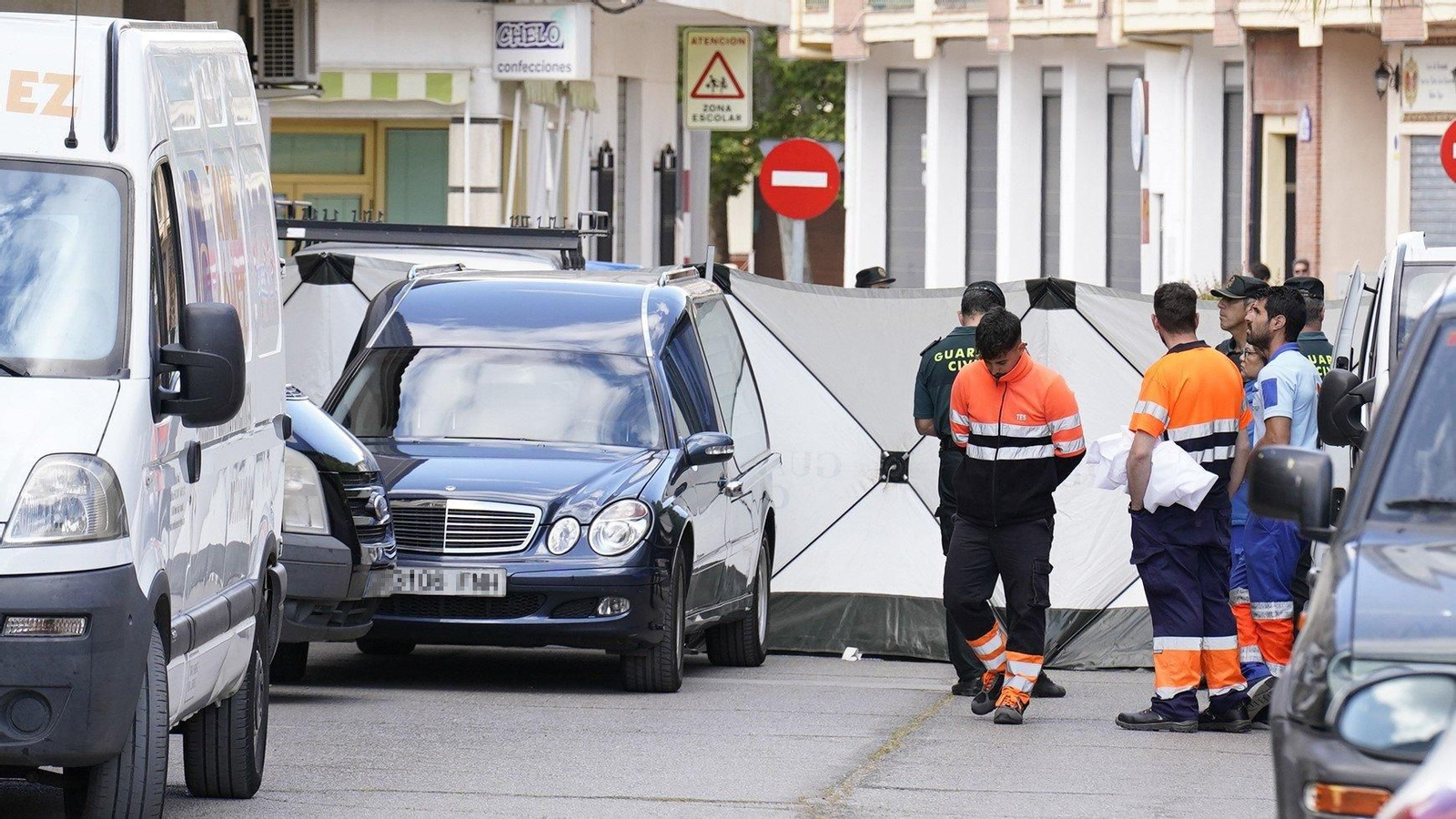 La Guardia Civil y los servicios funerarios en la puerta del domicilio donde se ha producido el asesinato. // EP