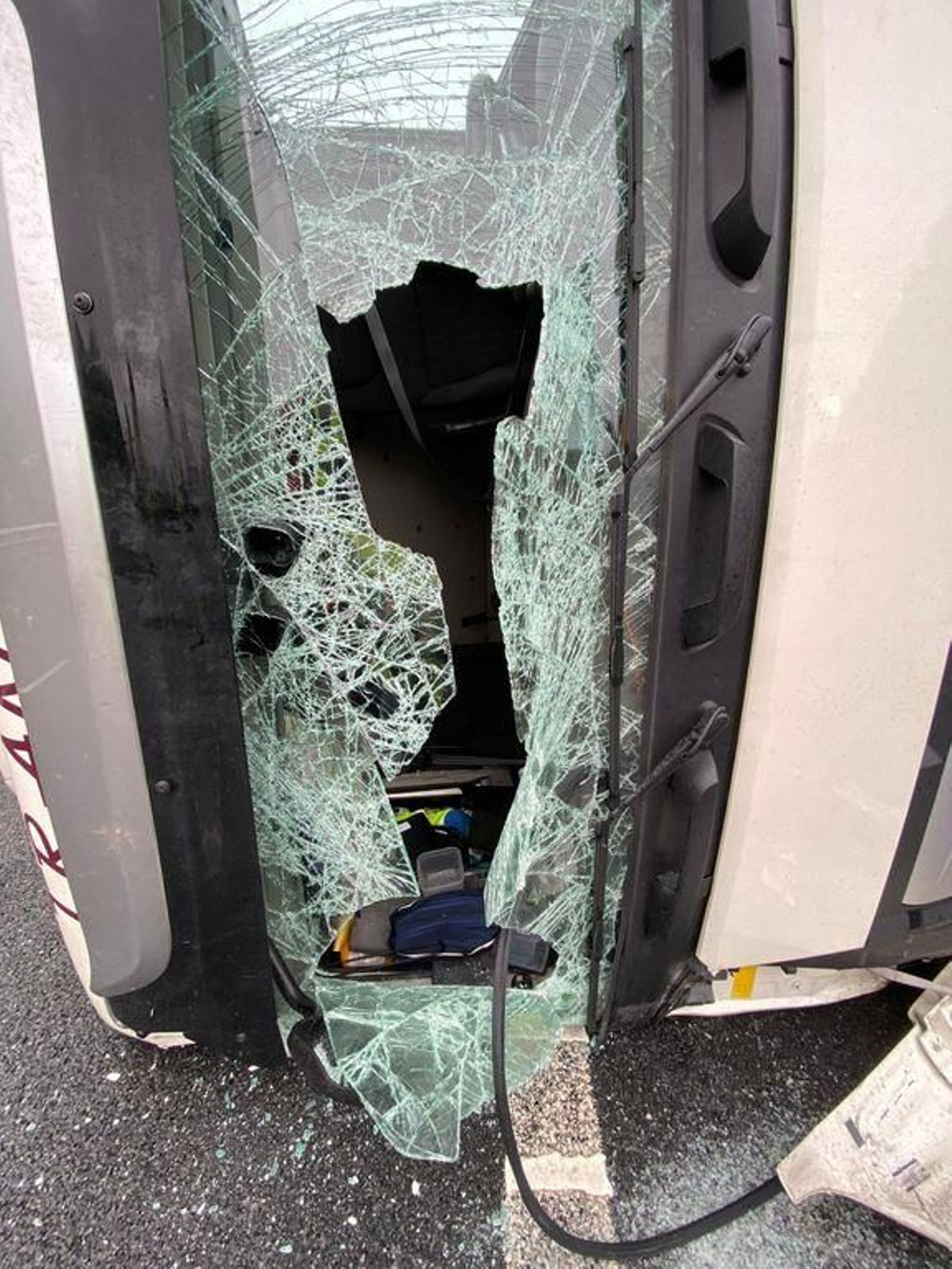 Cortado un carril de la AP-9 en Vigo después de volcar un camión en los túneles de A Madroa 5